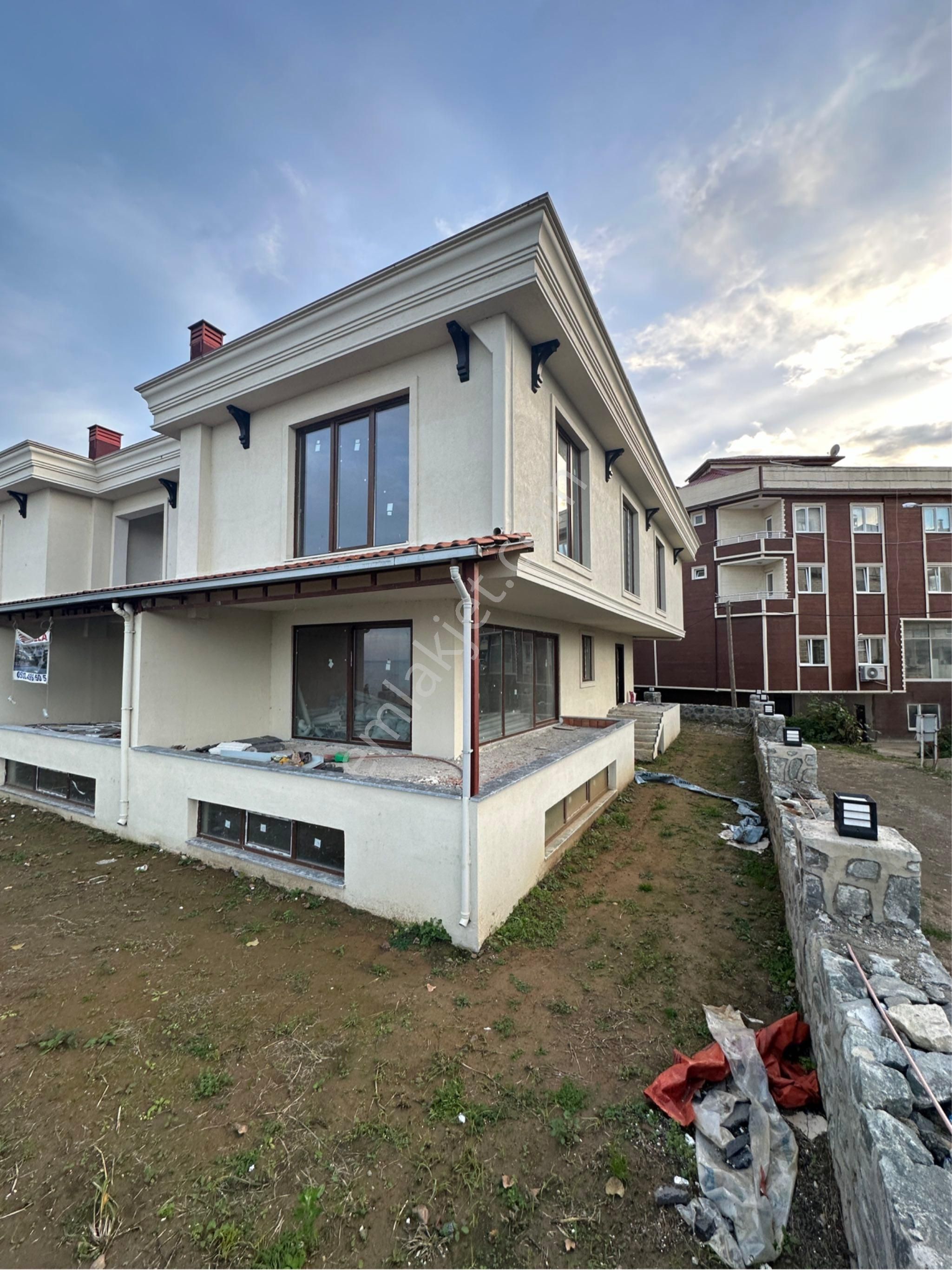 Perşembe Kacalı Satılık Villa Denize Sıfır 250m2 Villa