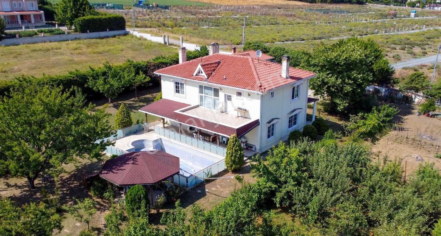 Çatalca İzzettin Satılık Villa Çatalca İzzettin Mahallesi 2501m2 Arsa İçinde Müstakil Villa