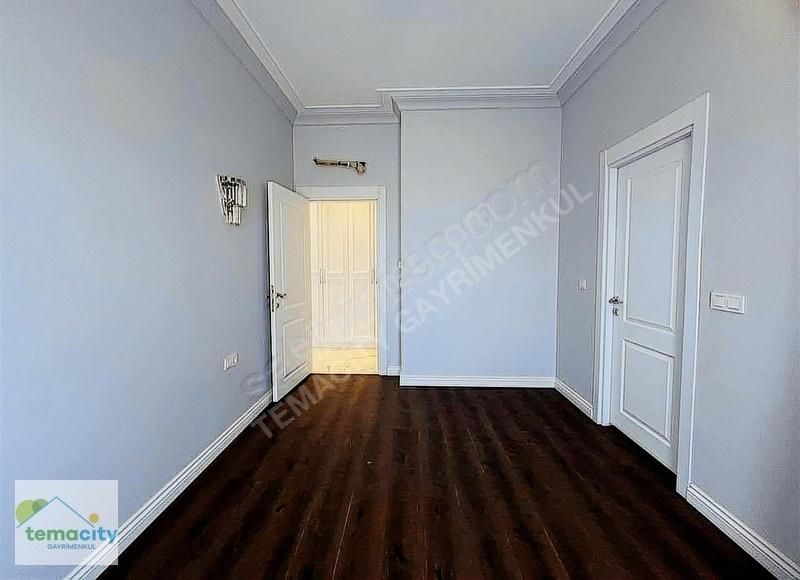 Küçükçekmece Atakent Satılık Daire İstanbul Sarayların Da Göl Manzaralı 3oda 1 Salon Tadilatlı Boş