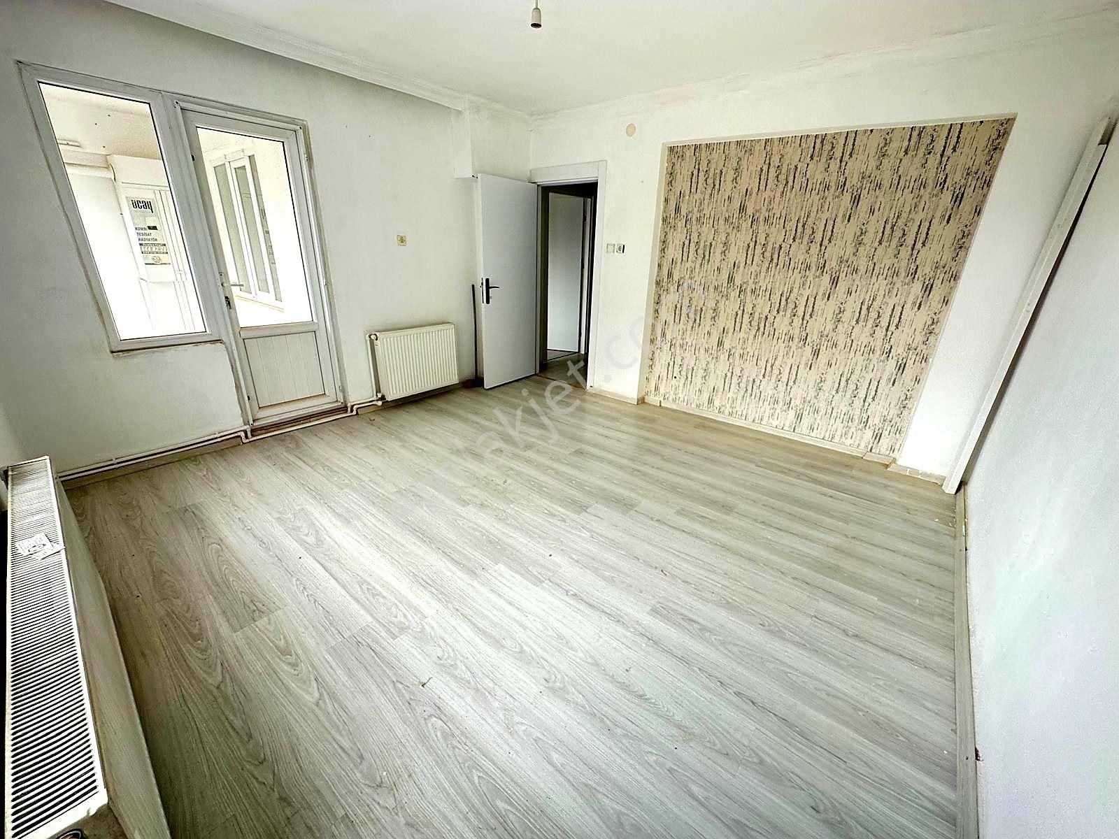 Edremit Cumhuriyet Kiralık Daire Emsal Gayrimenkul'den Edremit Cumhuriyet'de 3+1 Doğalgazlı Kiralık Daire