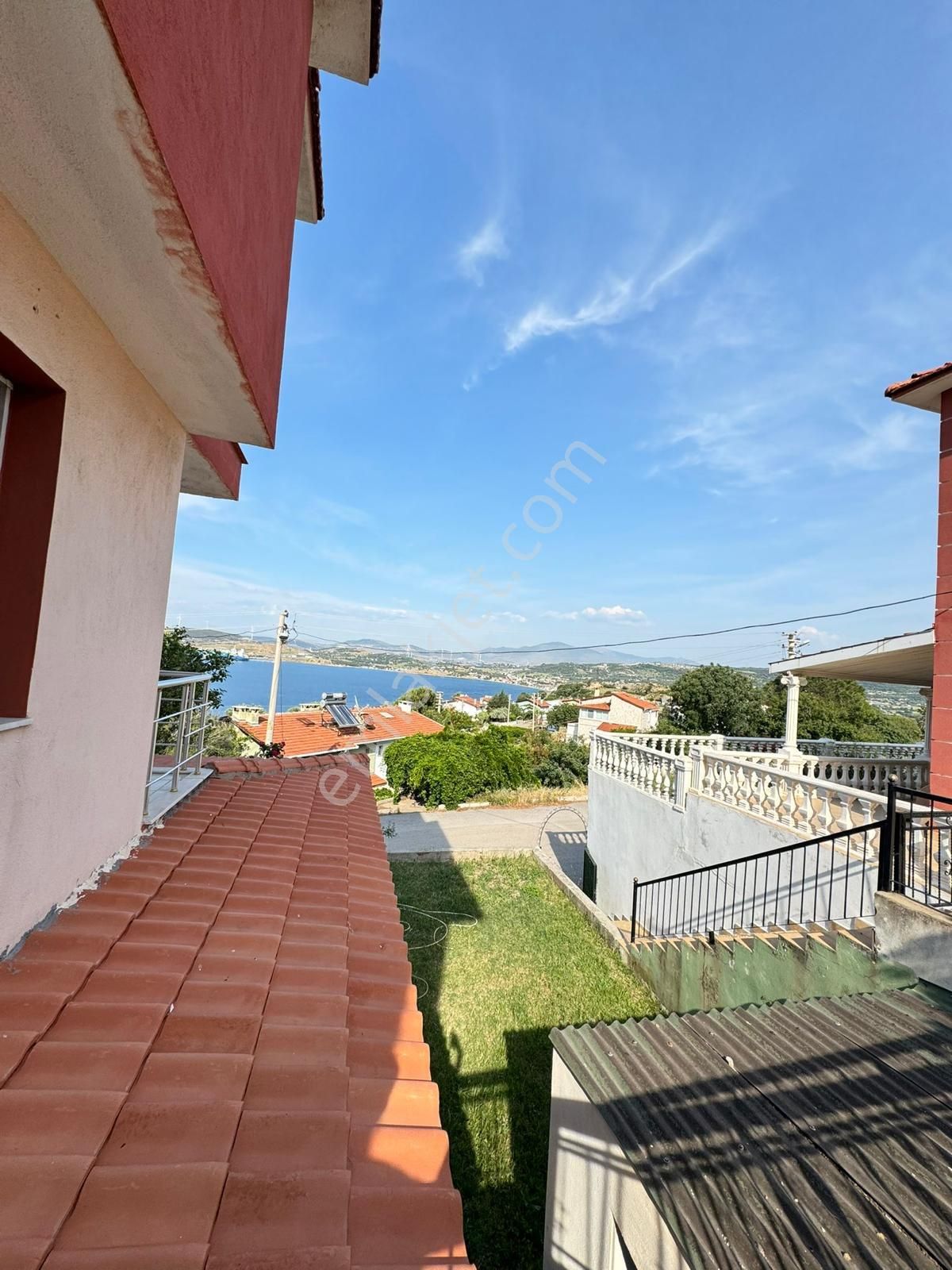 Foça Cumhuriyet Kiralık Villa Yeni Foça'da 3+1 Deniz Manzaralı