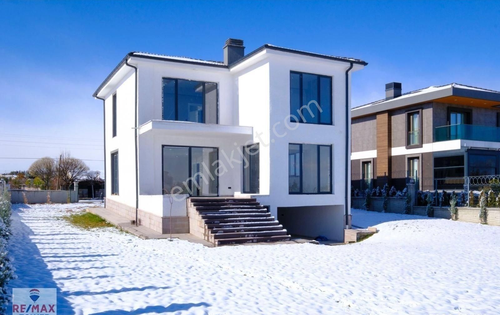 Gölbaşı Hacıhasan Satılık Villa Hacıhasanda Cadde Üzeri 3300 M2 5+1 Triplex Villa