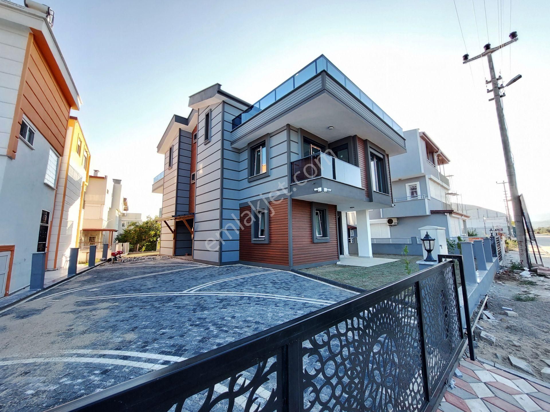 Edremit Akçay Satılık Villa Aras Emlaktan Akçayda Denize 150 Metre 4+1 Villa