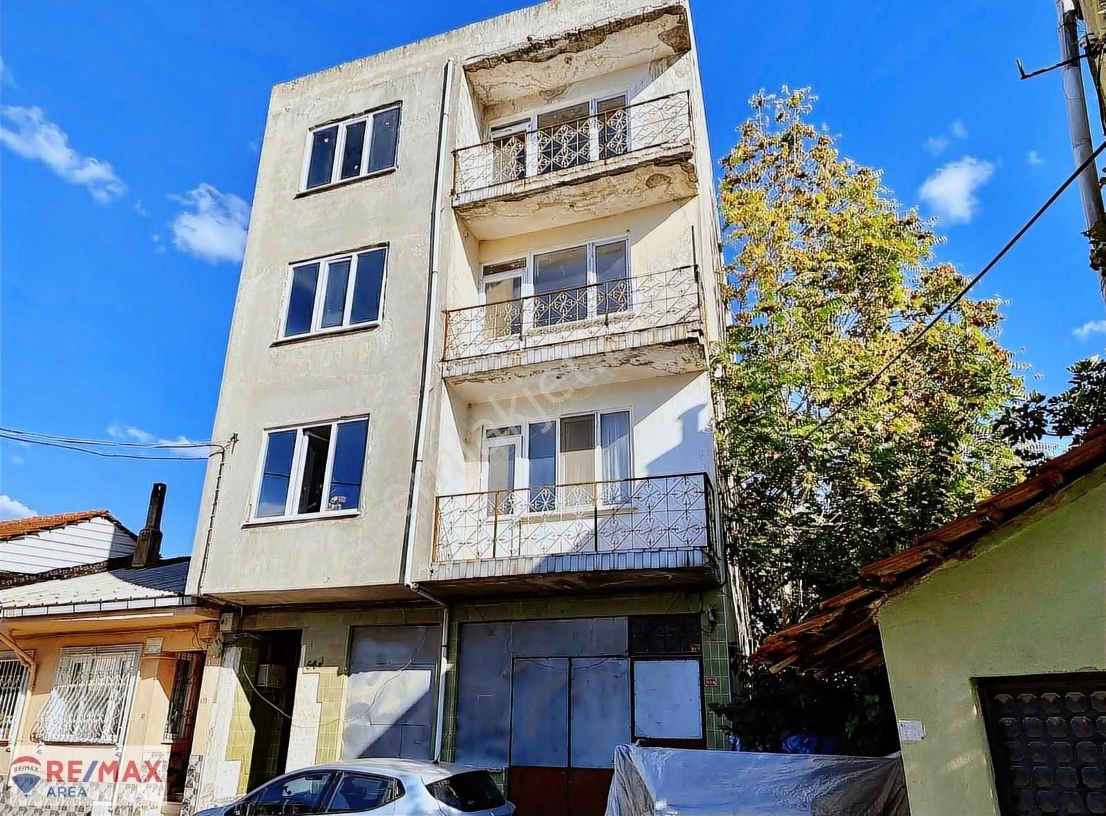 Mustafakemalpaşa Züferbey Satılık Bina Remax Area'dan Züferbey'de 328 M2 Arsada 3 Katlı Satılık Bina