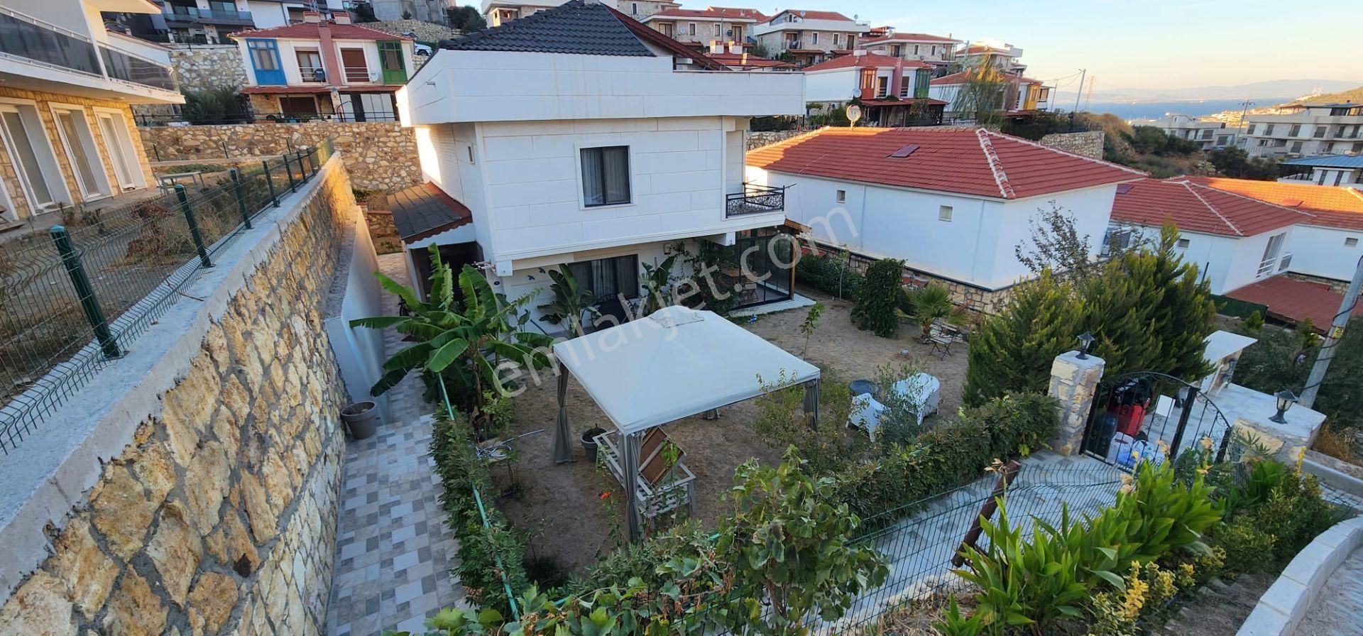 Foça Mustafa Kemal Atatürk Kiralık Villa Rose Emlak'tan Kiralık Eşyalı Triplex Villa