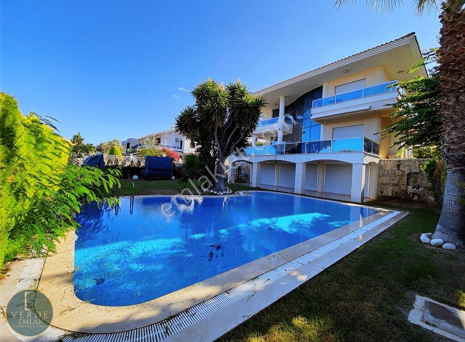 Çeşme Boyalık Satılık Villa Çeşme Boyalıkta 630 M2 Arsa İçinde Tripleks 5+2 Villa