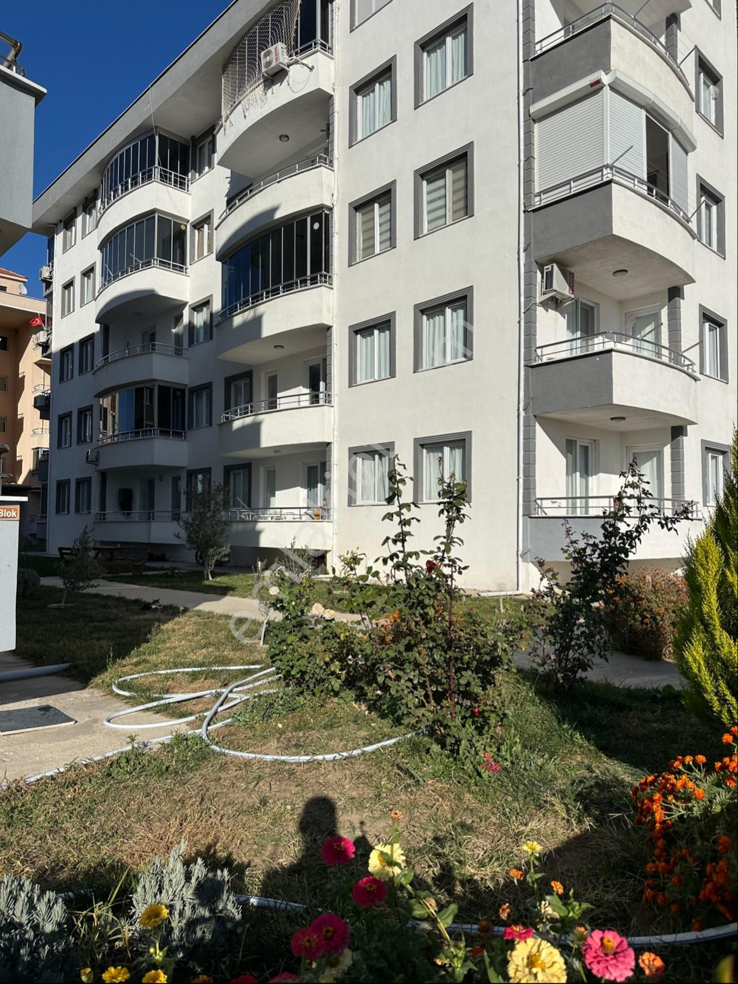 Ayvalık Altınova Satılık Daire No:10 Gayrimenkul’den Site İçerisindeki 1+1 Daire