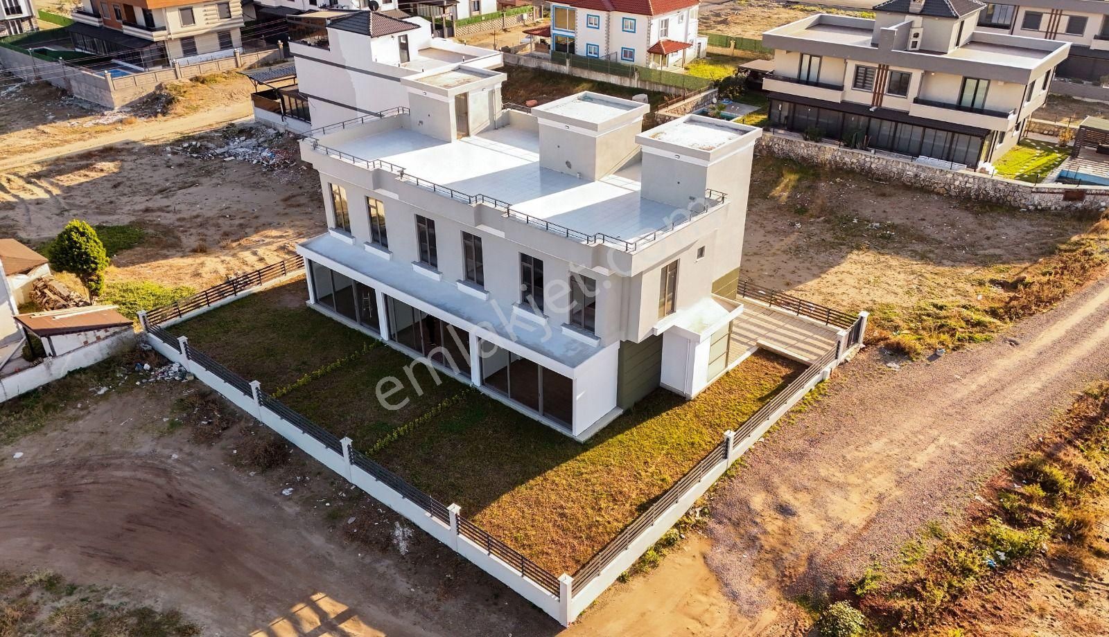 Karasu Yeni Satılık Villa Karasuda Full Deniz Manzaralı Geniş Bahçeli Teraslı Köşe Villa