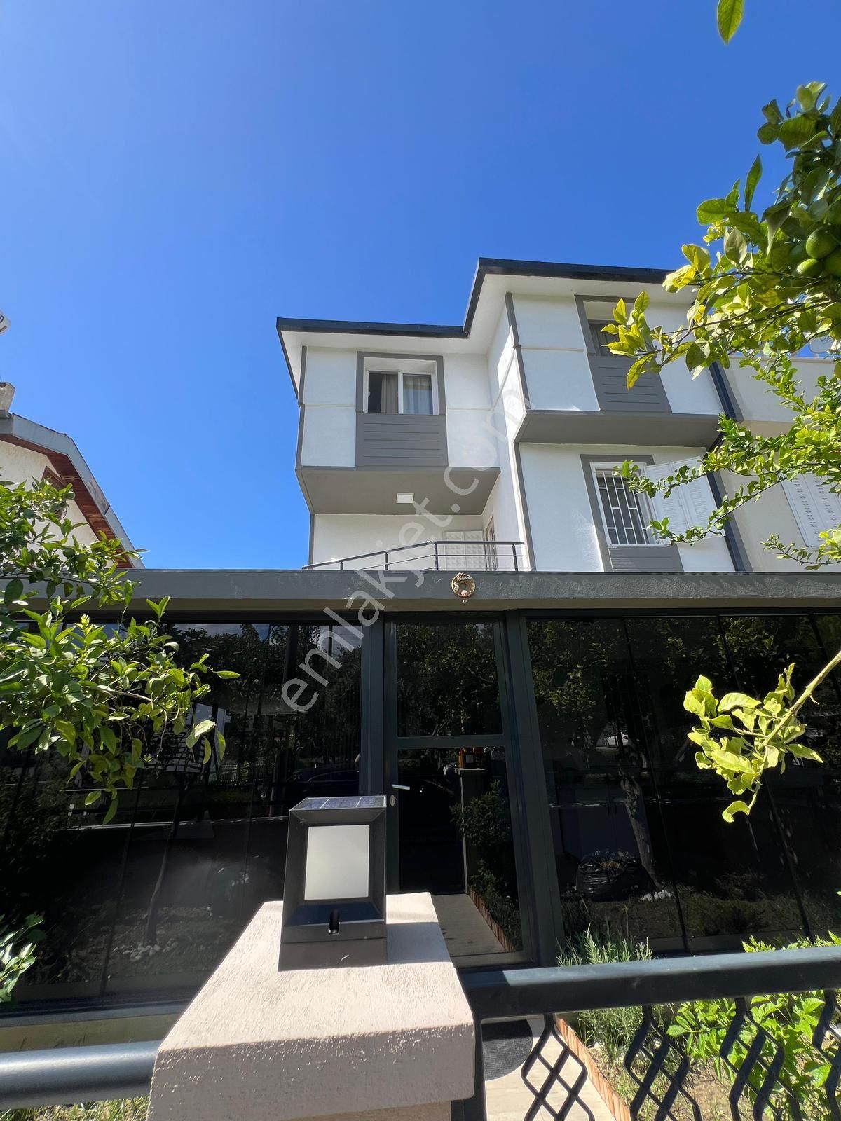 Kuşadası Davutlar Satılık Villa Kuşadası Davutlar Sahilinde Denize 400 Metre Mesafede Ful Yapılı 4+1 Villa