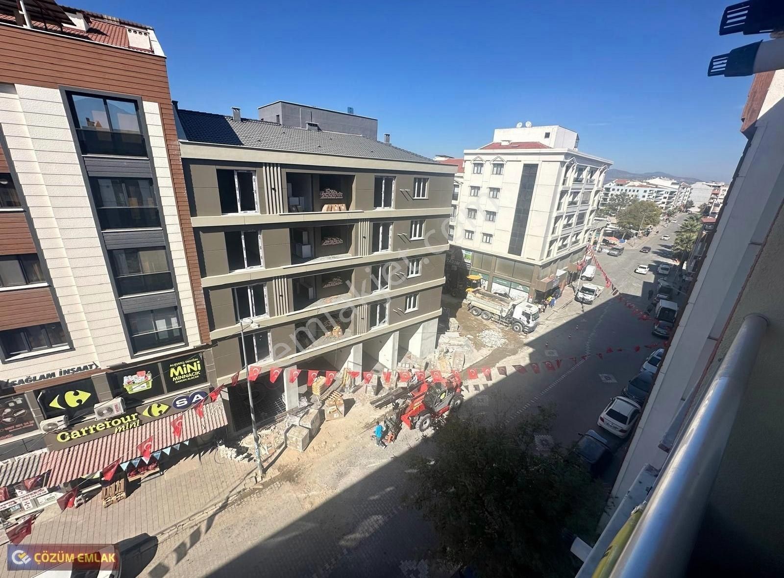 Yunusemre Muradiye Satılık Daire Çözüm Emlak'tan İstasyon Caddesi Üzerinde 1+1 Eşyalı Daire