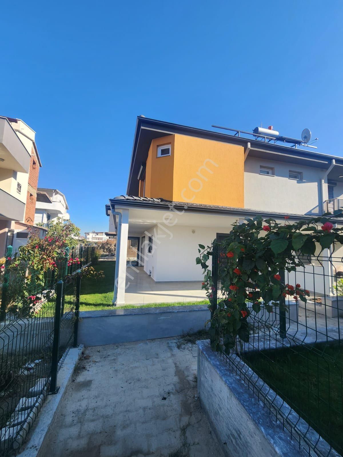 Kuşadası Güzelçamlı Satılık Villa Güzelçamlı’da Yolun Altında 2+1 Sıfır Villa