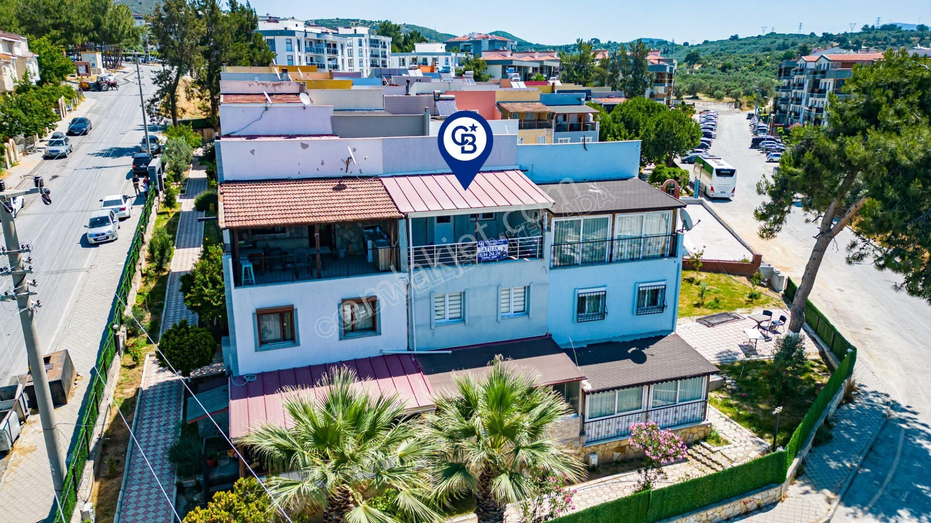 Kuşadası Merkezde Havuzlu Sitede 4+1 Ön Cephede Bakımlı Villa