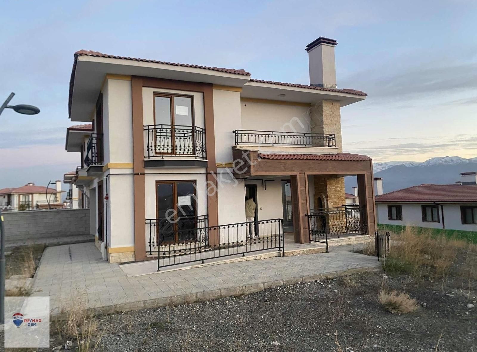 Erzincan Merkez Çukurkuyu Satılık Villa Remaxdem'den Çukurkuyu'da Satılık Fırsat Toki Villası