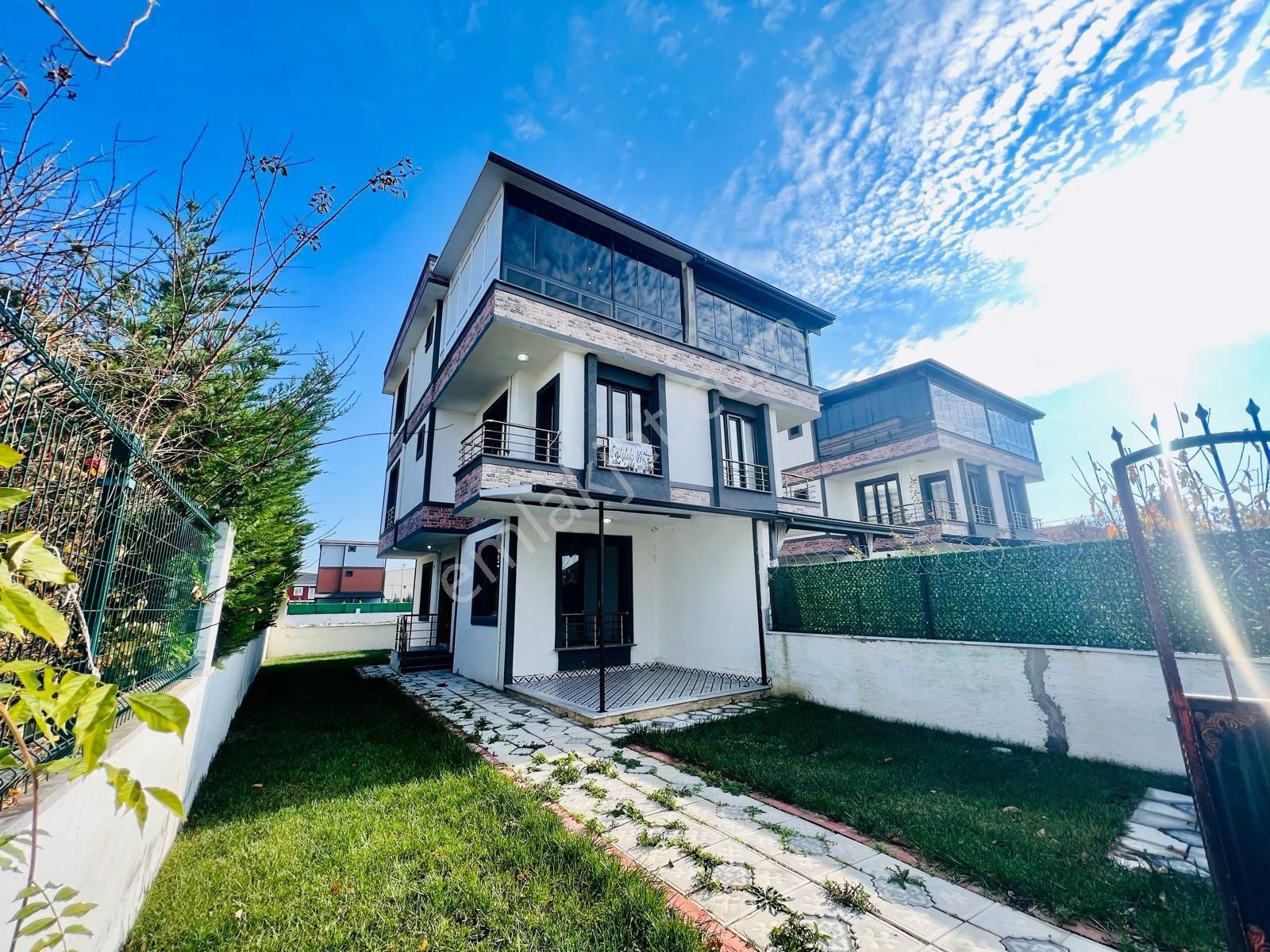 Marmaraereğlisi Yeniçiftlik Satılık Villa Leyal Grup Tan Cam Balkon Terasli Şömineli Lüks Uygun Villa