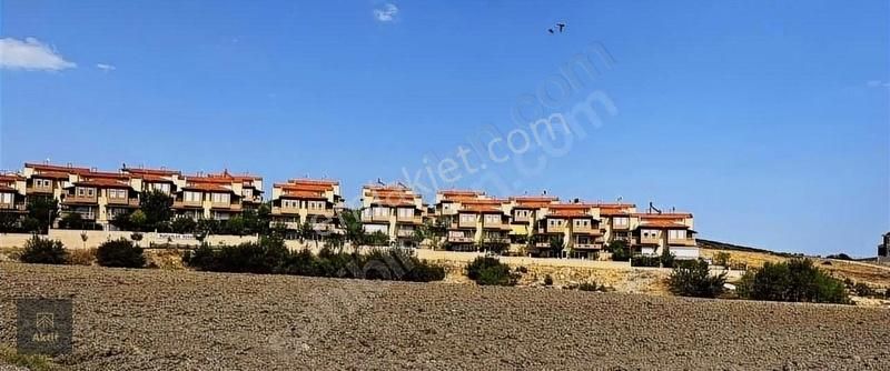 Korkuteli Uzunoluk Satılık Villa Korkuteli Uzunoluk Mah. Site İçerisinide 3 Katlı Trıblex Villa