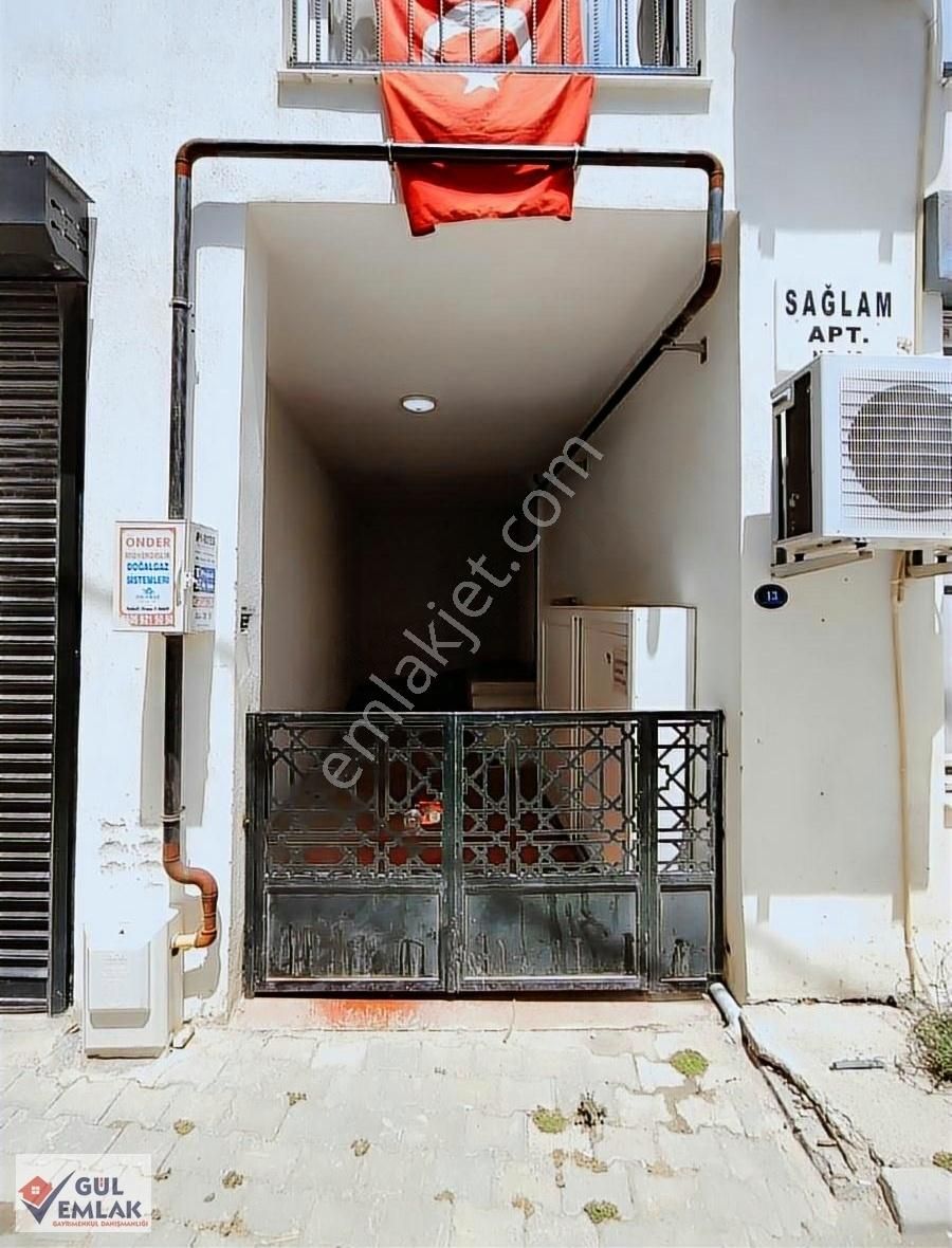 Seferihisar Camikebir Satılık Daire Çarşı Merkezde Ön Çephe 1+1 Şık Tasarımlı Daire