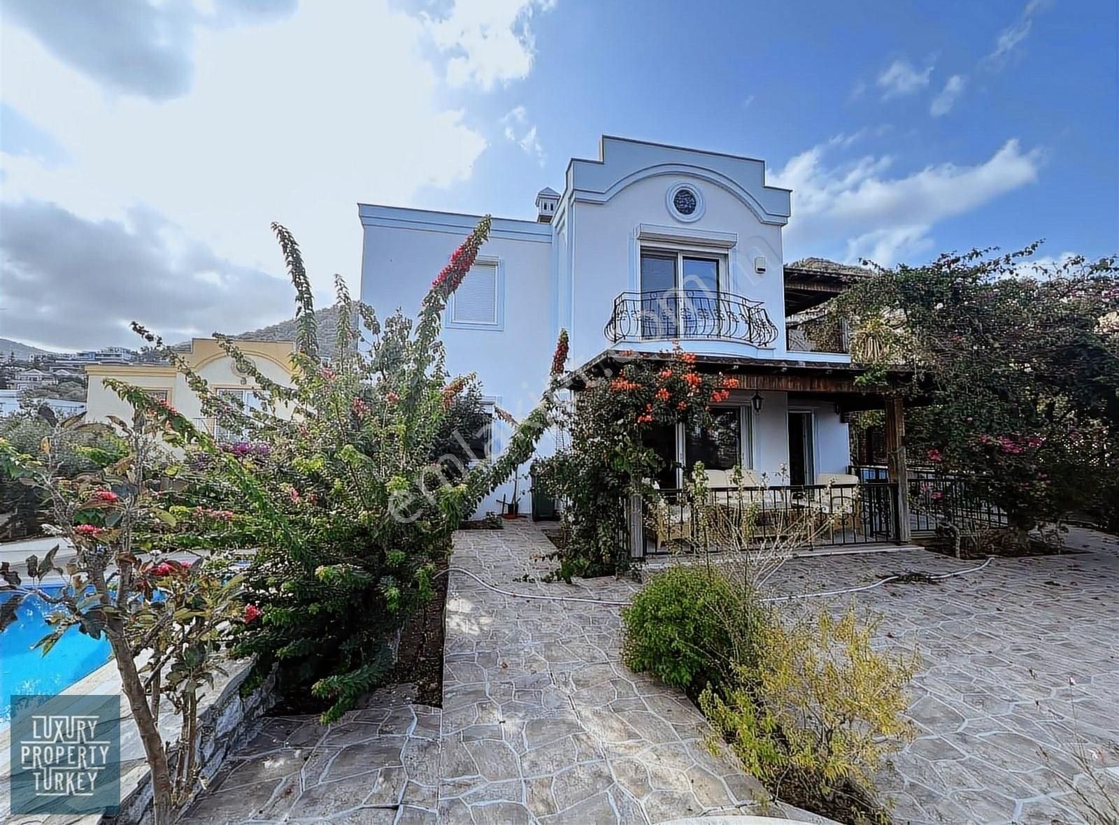 Bodrum Geriş Satılık Villa Yalıkavak'ta Deniz Manzaralı Bahçeli 3+1 Villa