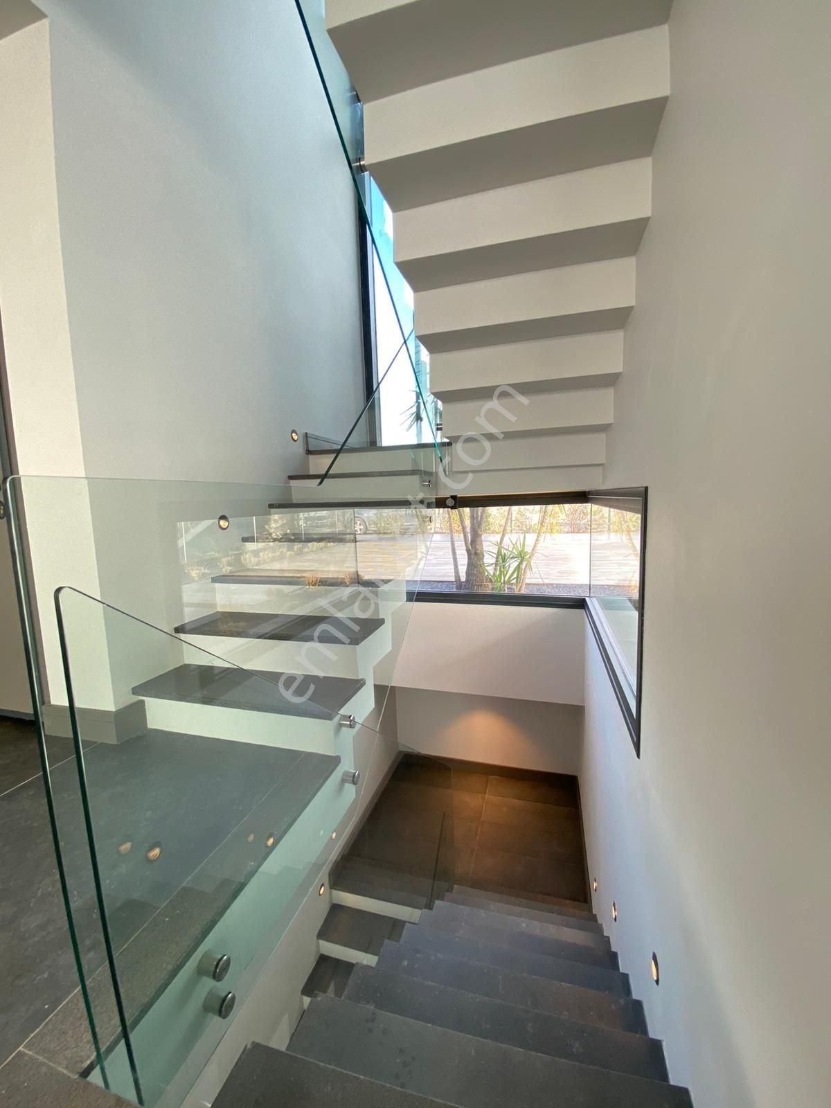 İzmir Çeşme Ardıç Full Deniz Manzaralı Havuzlu 5+2 Tripleks Lüks Villa - Görsel 15