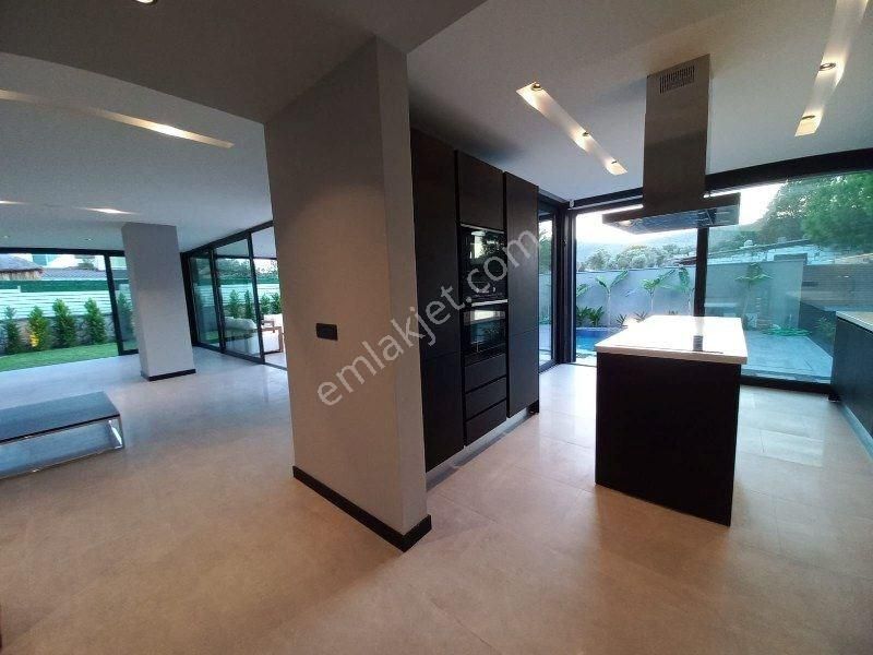 İzmir Çeşme Alaçatı Havuzlu Geniş Bahçeli 4+1 Dubleks Lüks Müstakil Villa - Görsel 12