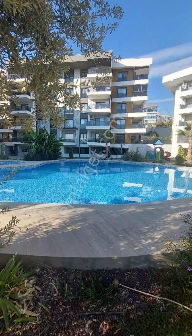 Kuşadasında Süper Sitede Full Eşyalı Satılık 1+1 Bahçe Dublexi.