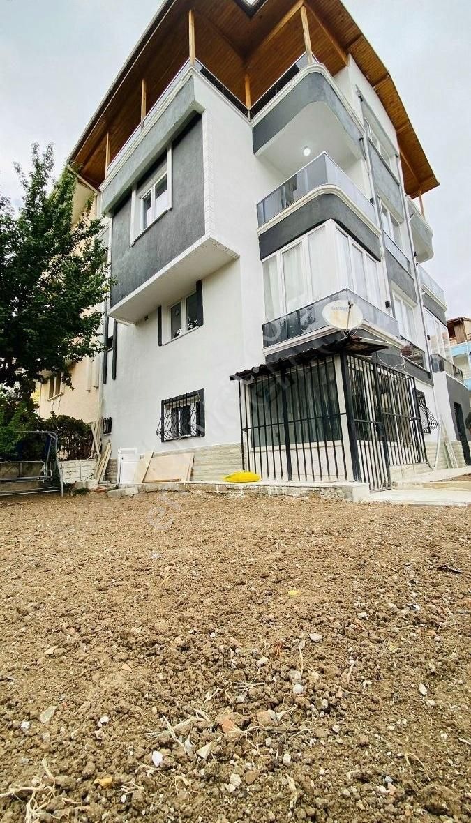 Pursaklar Saray Cumhuriyet Satılık Villa Çiğnitaş Emlak4+1 Daire Fiyatına 5+2 300m2 Arsa İçerisinde Villa