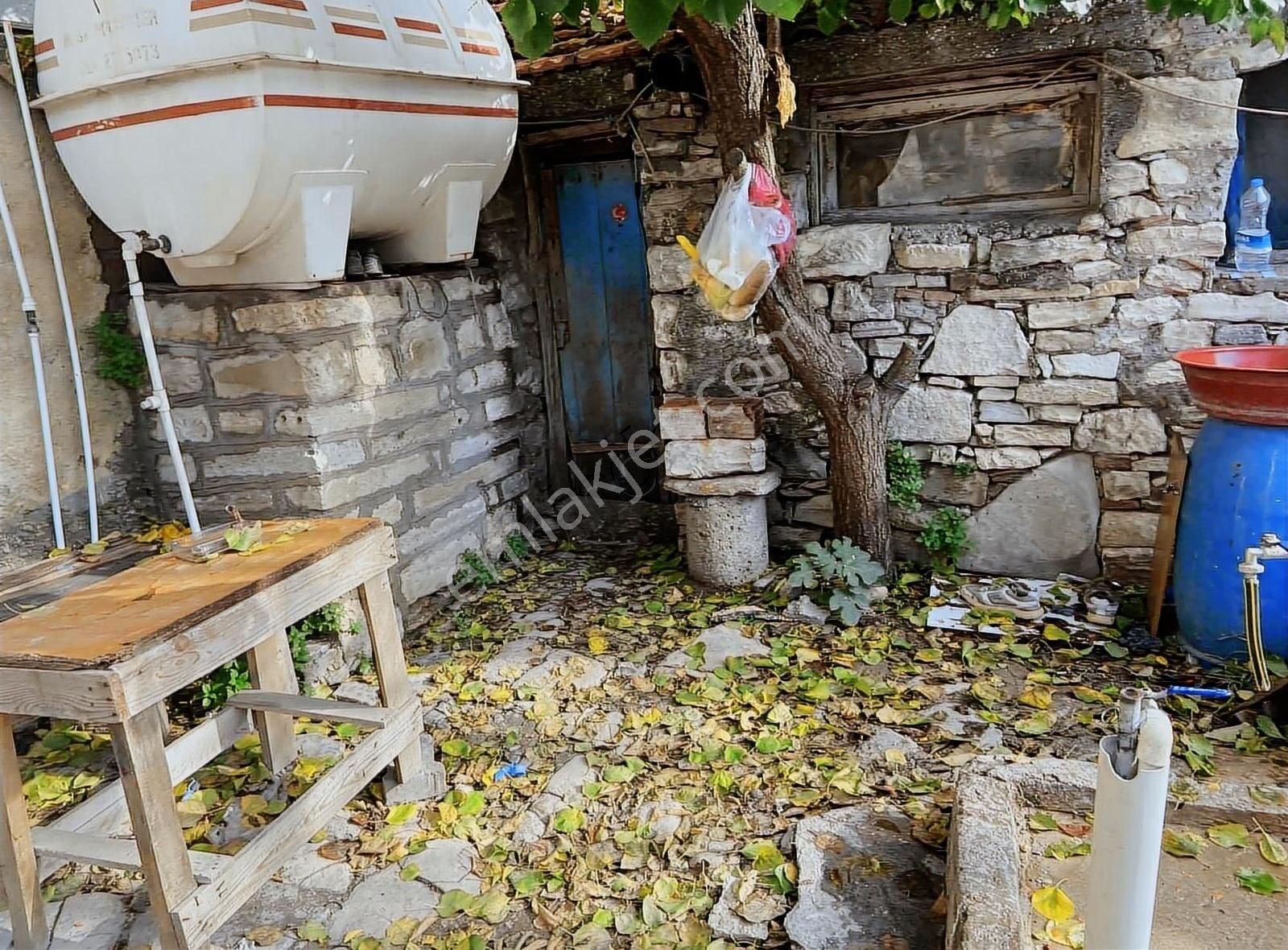 Urla Camiatik Satılık Müstakil Ev Malgaca Pazarında Tarihi Taş Ev