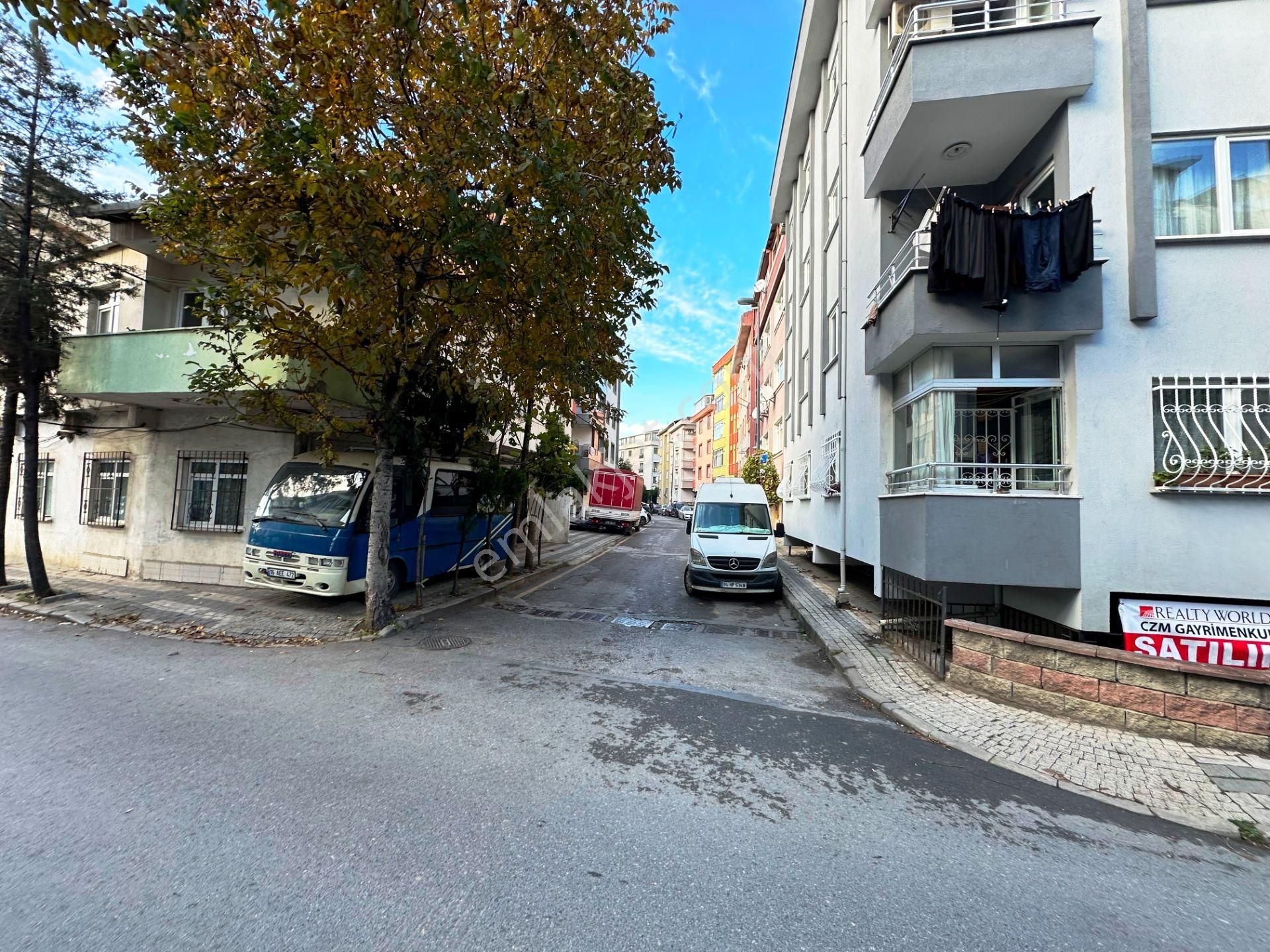 Üsküdar Cumhuriyet Satılık Daire Cumhuriyet Mah.80m2 İskanlı Balkonlu Kombili Boş Satılık 2+1