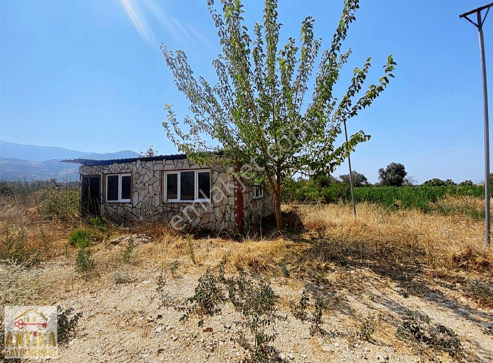 Ödemiş Bademli Satılık Tarla Antika Gayrimenkul'den Bademlide İçinde Evi Olan Satılık Tarla