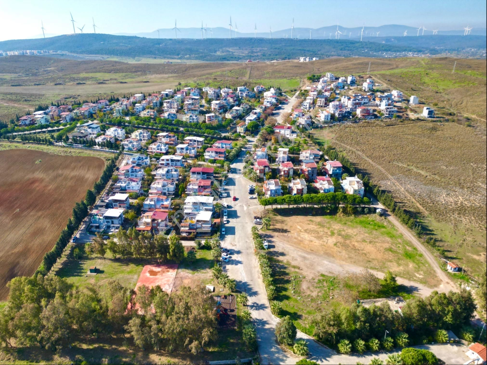 Seferihisar Düzce Satılık Villa İmarlı Çevrekent Sitesinde Acil Satılık Kot Kazanımlı Villa İmarlı Arsa