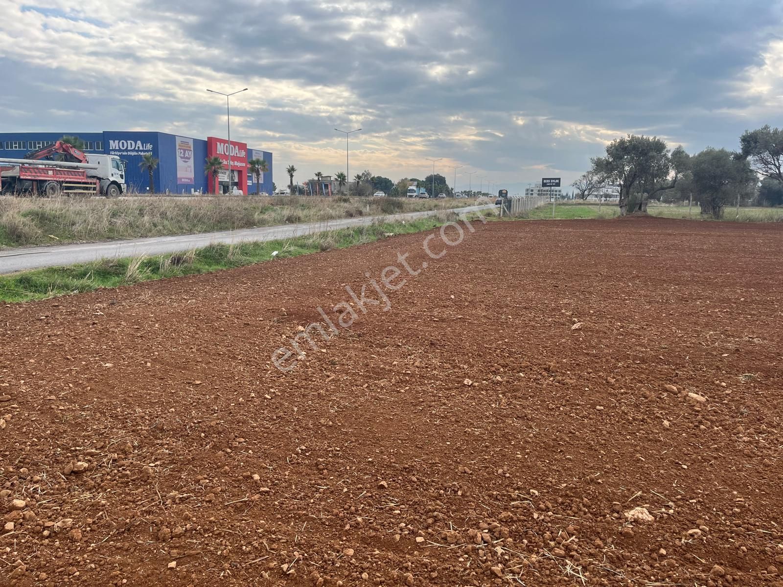 Menderes Görece Cumhuriyet Satılık Tarla Menderes Turyap'tan Görece Çevreyolu Üzerinde Satılık Hisse Tapu