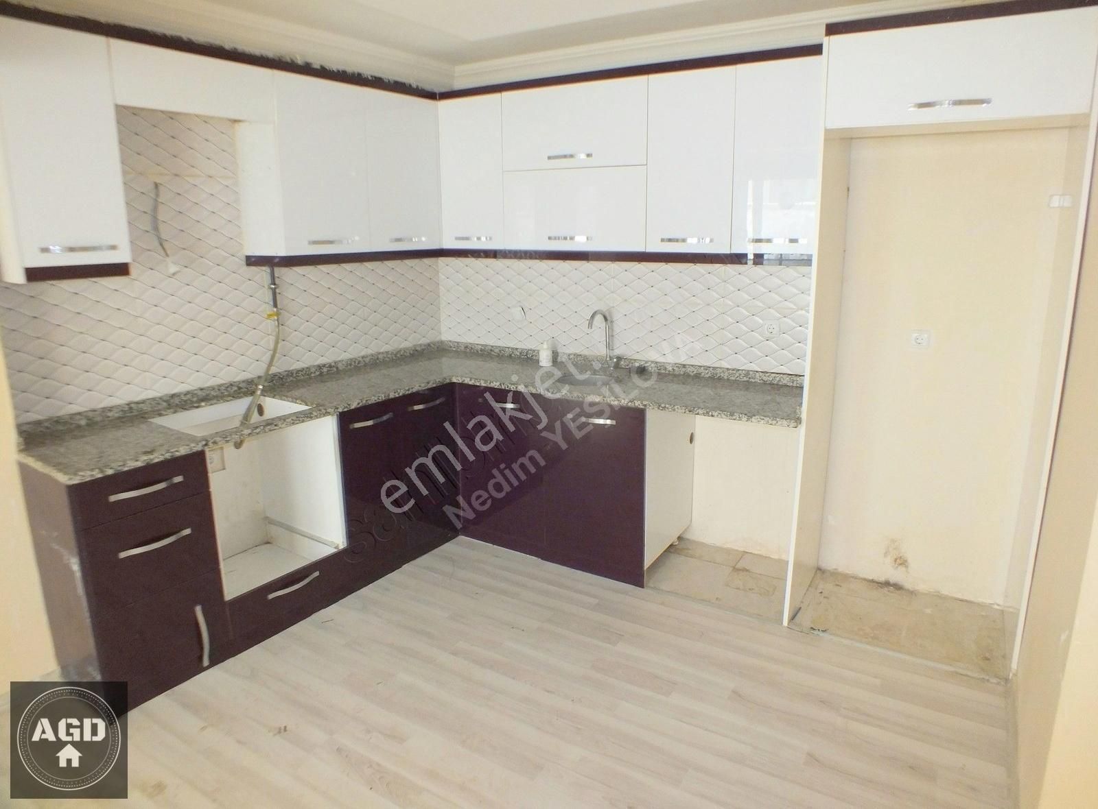 Yunusemre Yeni Mahalle Kiralık Daire Yenimh De 1+1 80m2 Kombi Bahçeli Duşakabin Balkon Servisgüzergah