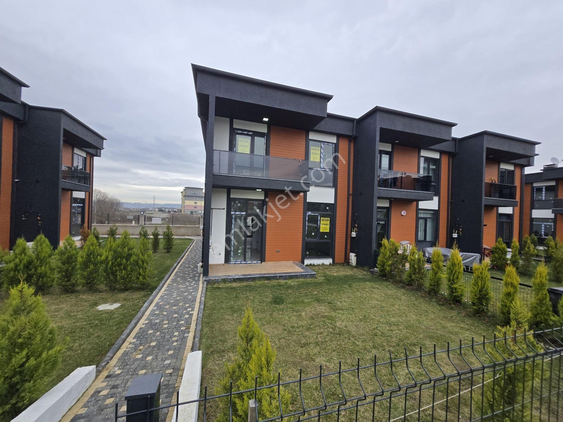 Kartepe Fatih Sultan Mehmet Satılık Villa Kartepe Kent Merkezinde Havuzlu Site Müstakil Bahçeli 4+1