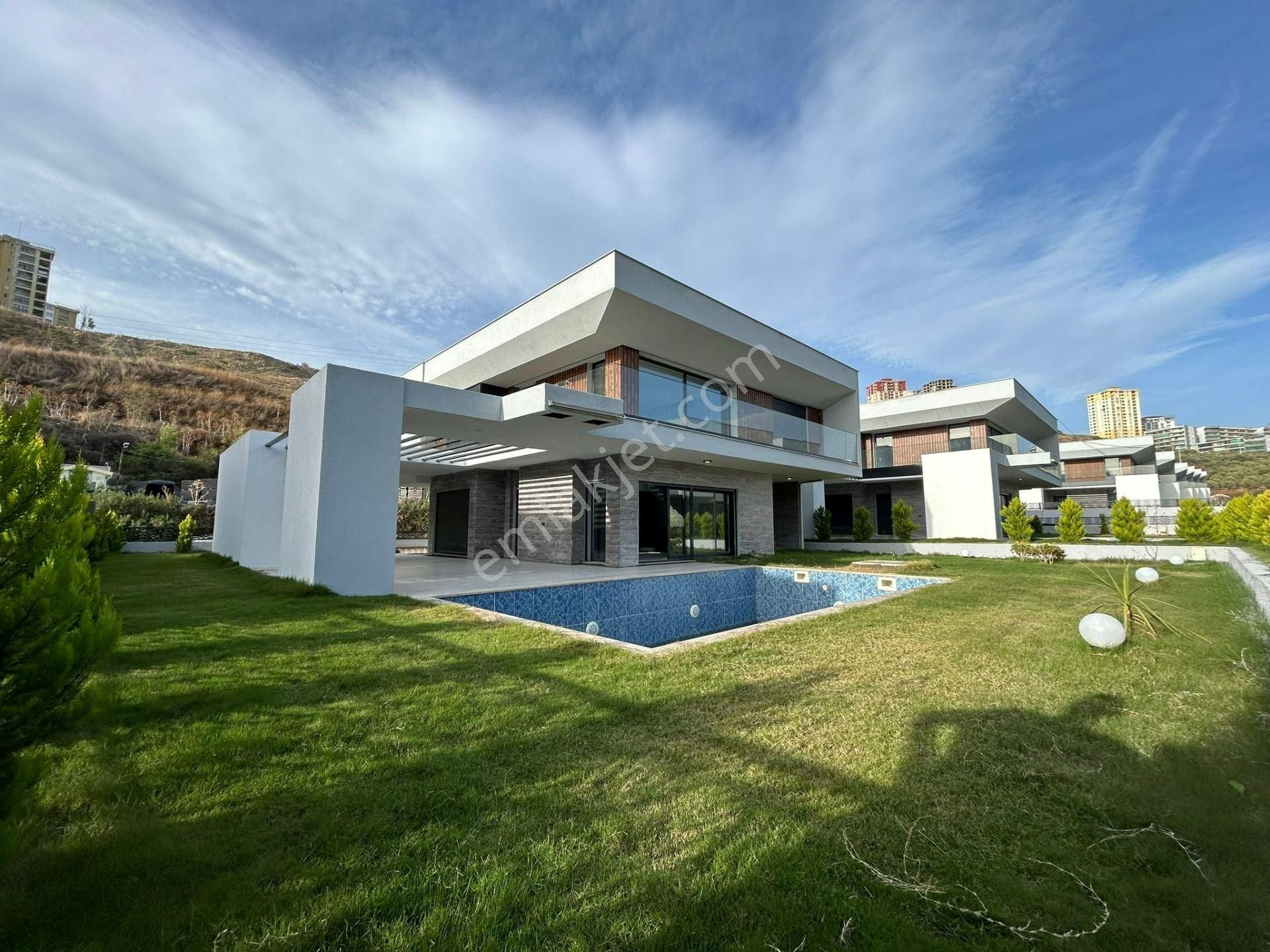 Kuşadası Karaova Satılık Villa Kuşadası Karaova'da 500 M2 Arsa İçerisinde Satılık Modern Mimari Villa