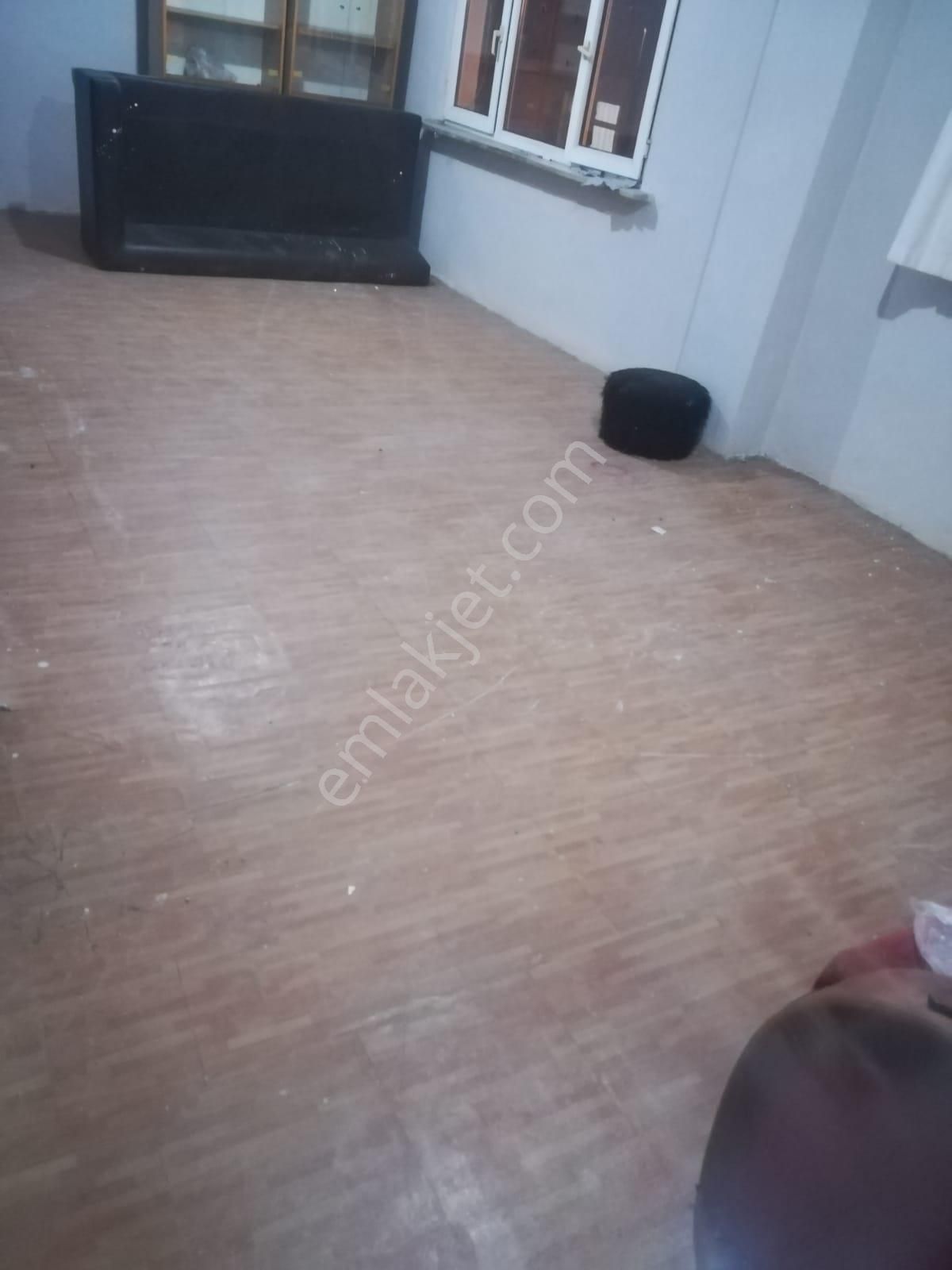 Bayrampaşa Kartaltepe Metroya Yakın Kiralık Daire Bayrampaşa Kartaltepe 3. Kat Doğalgaz Yok Balkon Mevcut 90 M2 Bekara Aileye Yabancıya