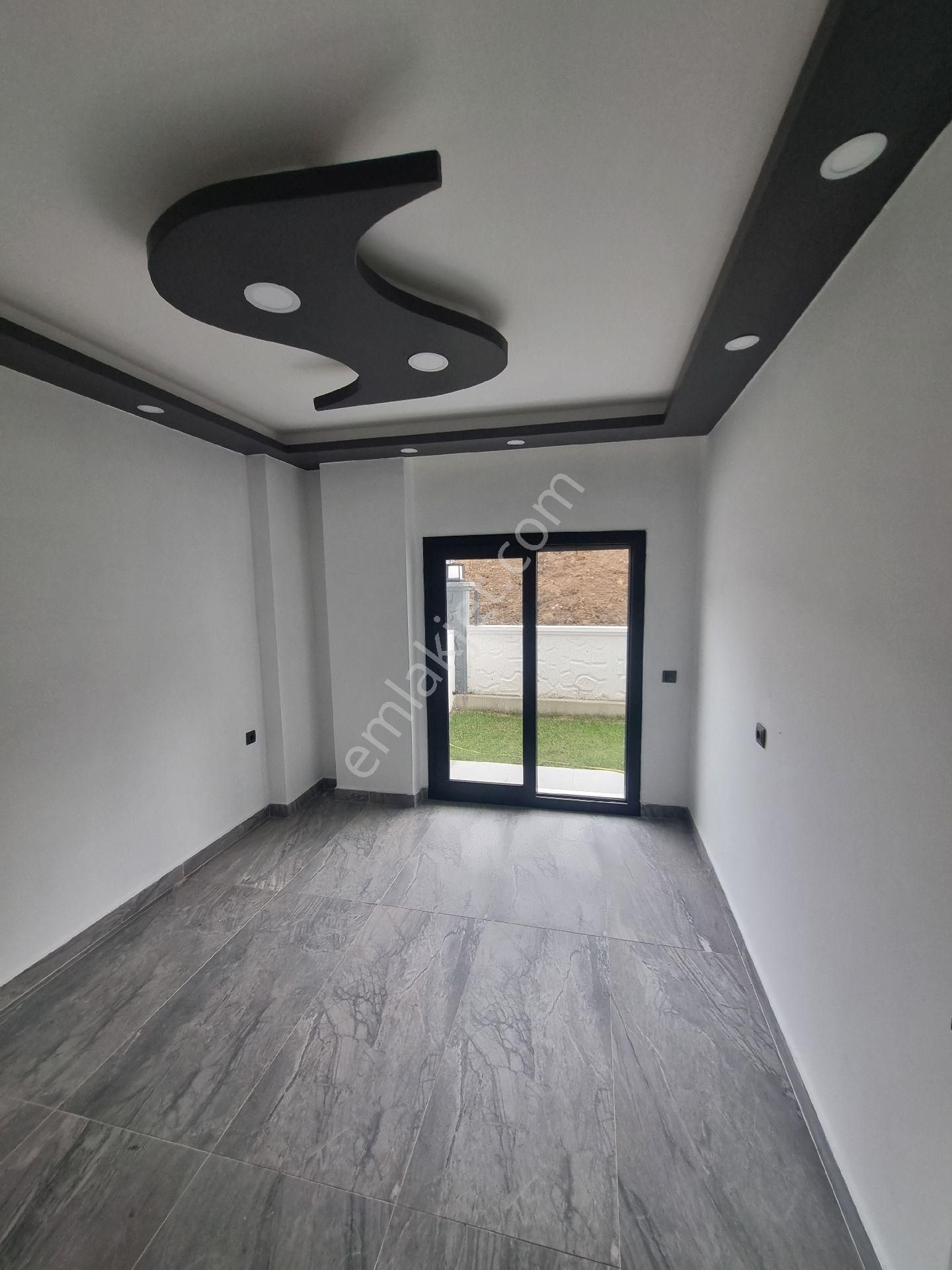 Ayvada'dan Burhaniye İskele Mahallesinde Sıfır Lüks Tripleks - Görsel 13