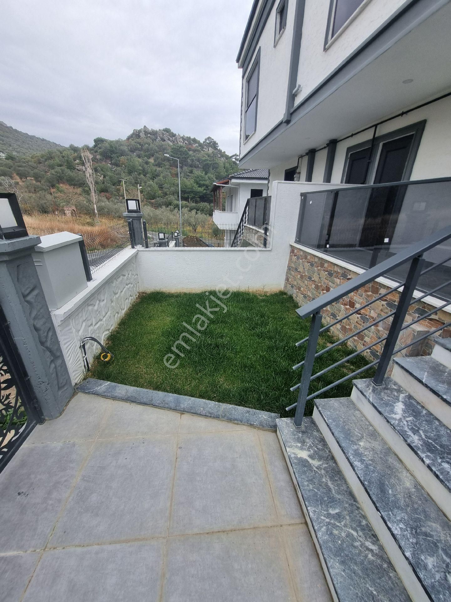 Ayvada'dan Burhaniye İskele Mahallesinde Sıfır Lüks Tripleks - Görsel 3