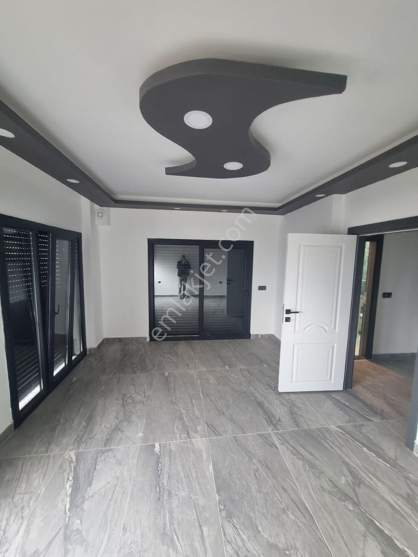 Ayvada'dan Burhaniye İskele Mahallesinde Sıfır Lüks Tripleks - Görsel 20