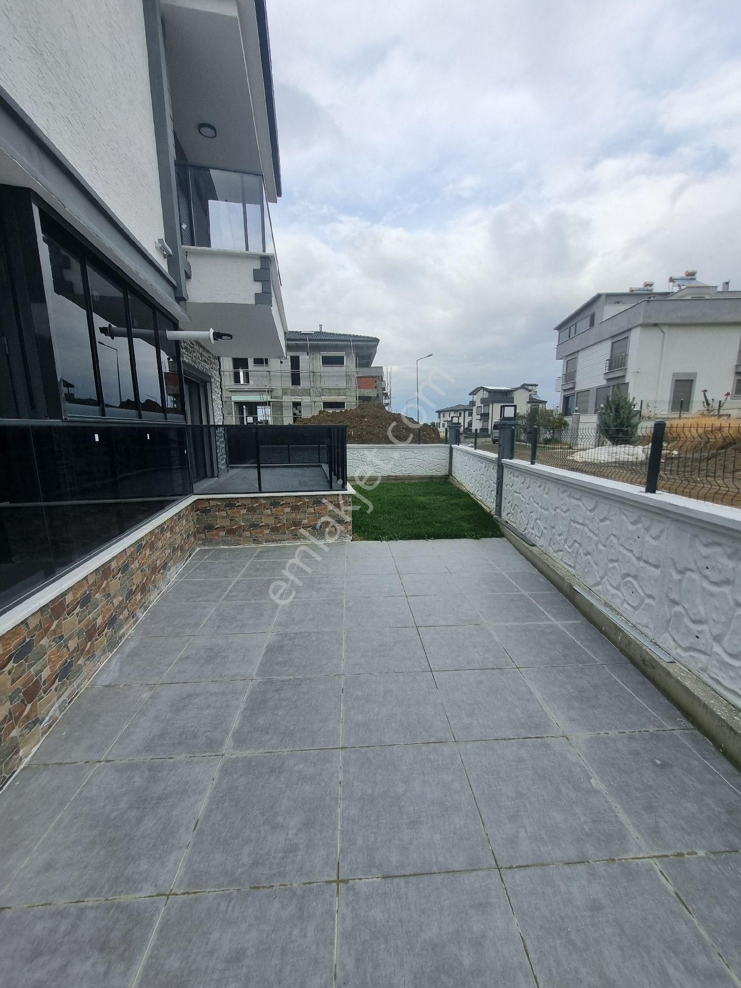 Ayvada'dan Burhaniye İskele Mahallesinde Sıfır Lüks Tripleks - Görsel 2