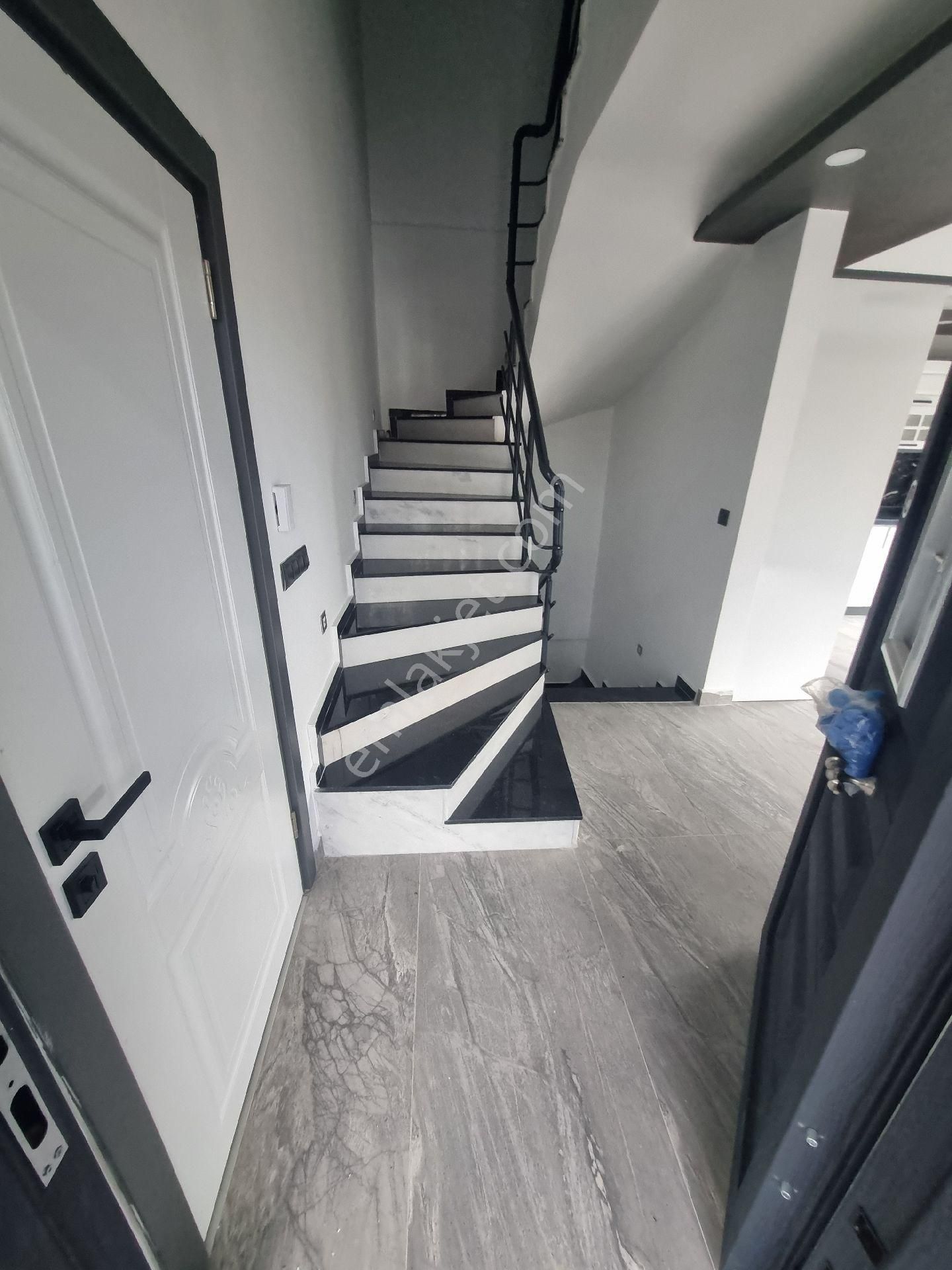 Ayvada'dan Burhaniye İskele Mahallesinde Sıfır Lüks Tripleks - Görsel 6