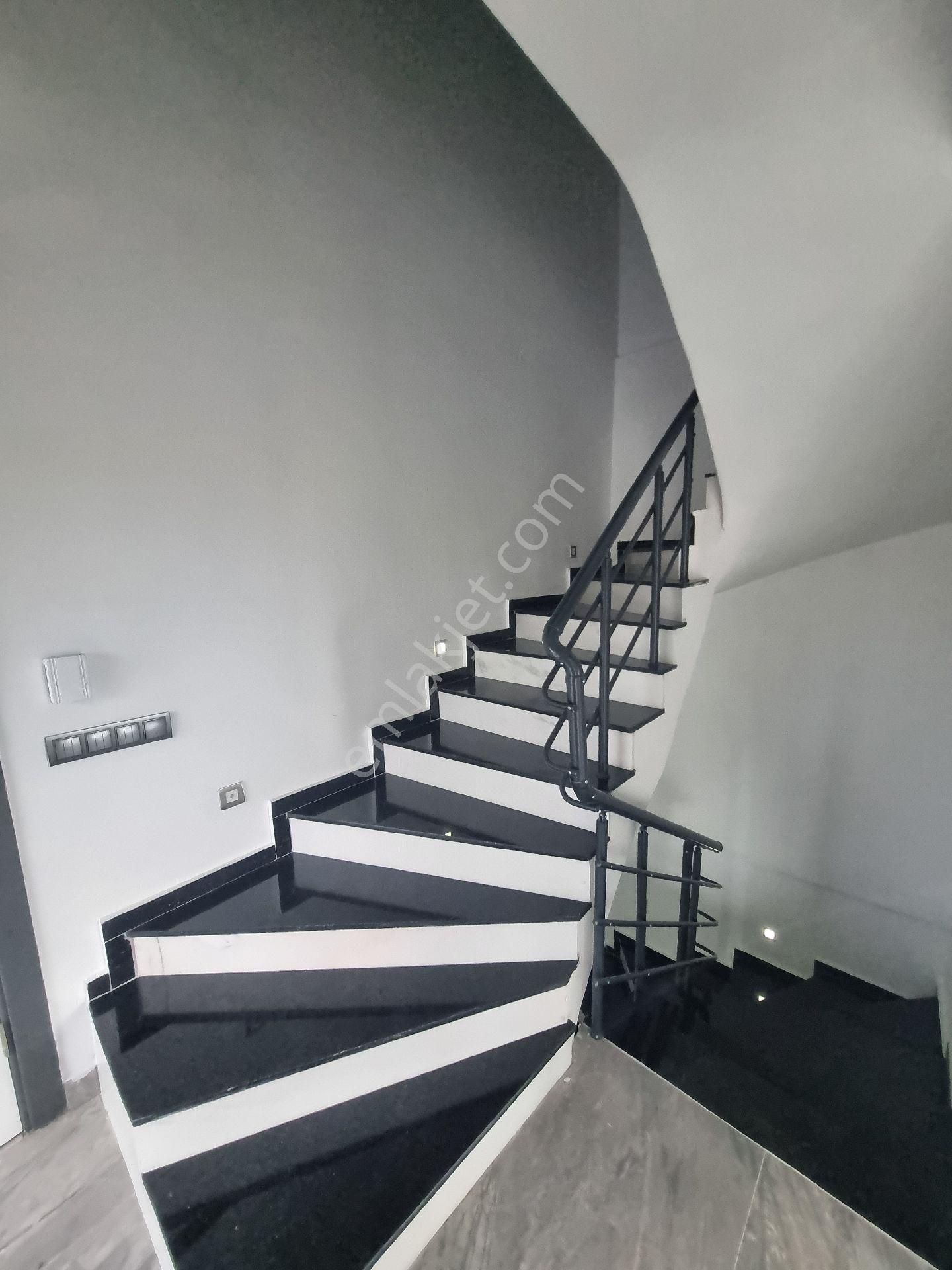 Ayvada'dan Burhaniye İskele Mahallesinde Sıfır Lüks Tripleks - Görsel 15