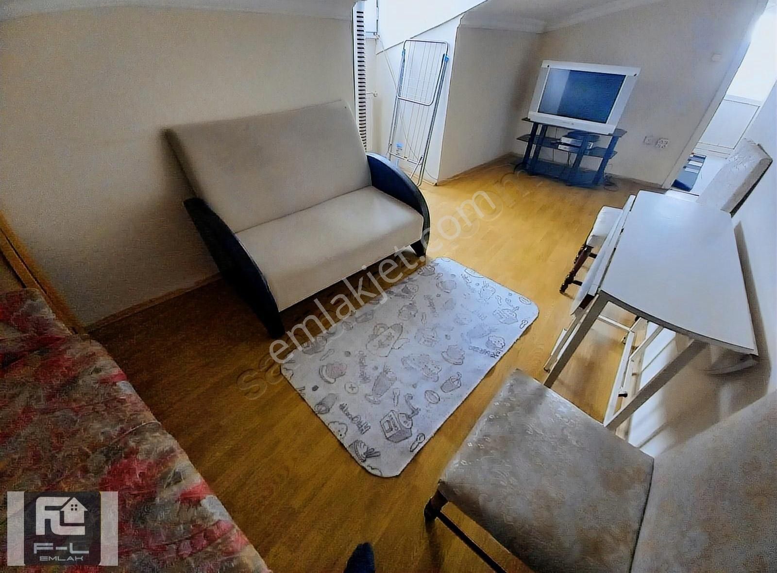 Üsküdar Cumhuriyet Kiralık Daire F-l Emlaktan Bulgurlu Cumhuriyette Eşyalı 1+1 Çatı-bekara