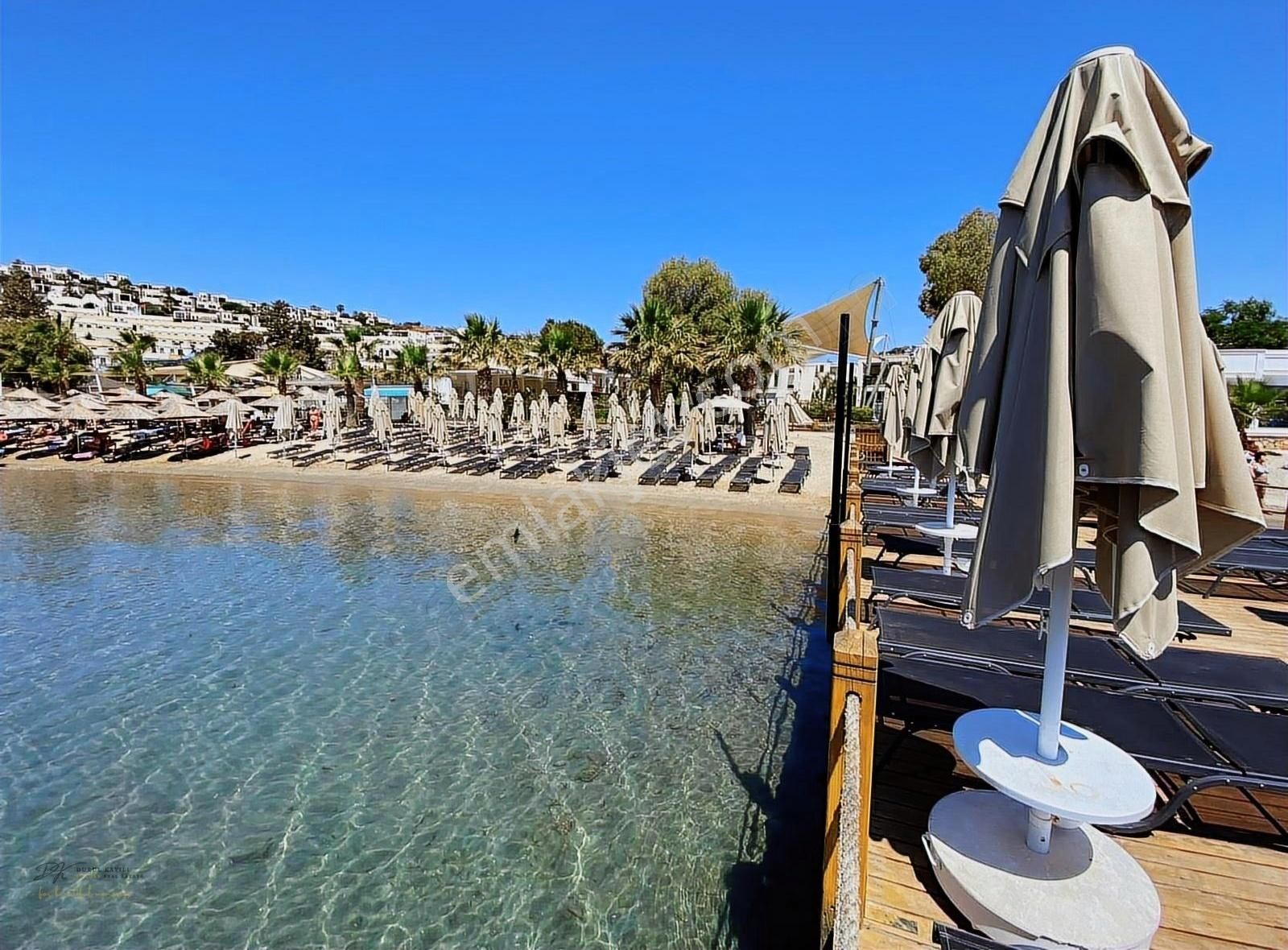 Bodrum Bitez Satılık Daire Platin Residence'da Denize Sıfır Özel Plajlı Üst Kat Daire