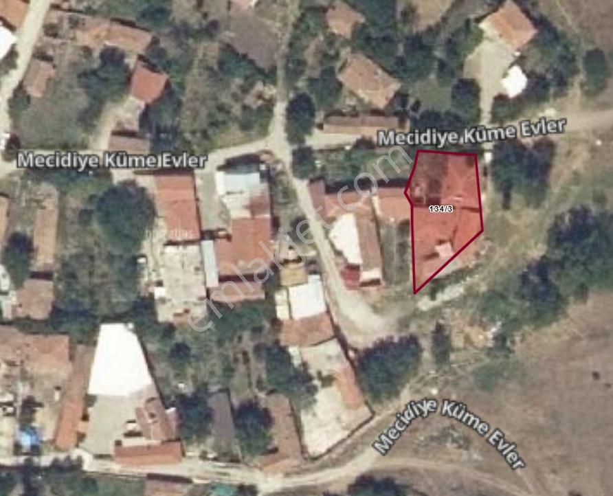 Sahibinden; Lapseki Mecidiye Köyde 2 Adet Ev Ve İmarlı 533m2 Arsa