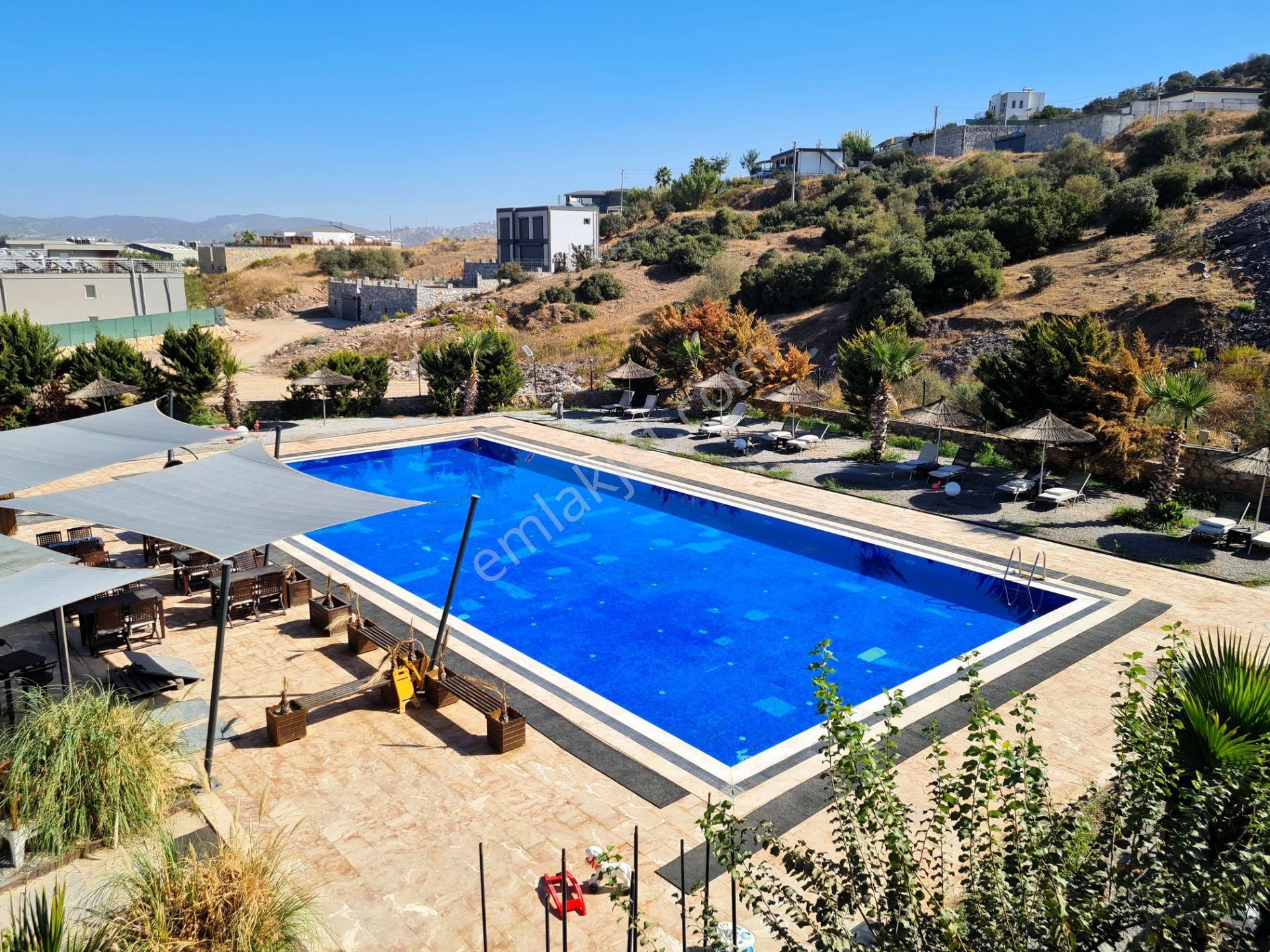 Bodrum Merkeze 25 Km. Ortak Havuzlu Site İçinde Satılık 2+1 Bahçe Katı