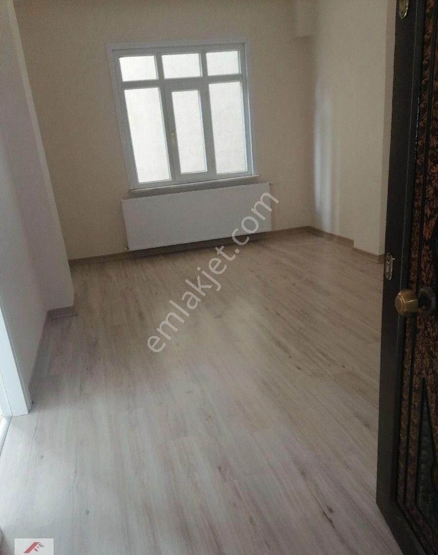 Ümraniye Çakmak Tavukçuyolu Metro Yürüme Mesafesinde Temiz Daire 1.kat 3 +1kiralık Daire Boyalı