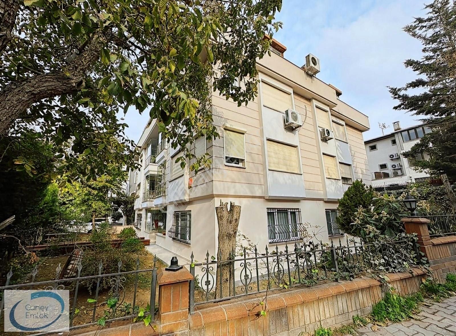 Bakırköy Şenlikköy Satılık Daire Güney Emlak - Şenlikköy Merkezde 3+1 Bahçe Katı