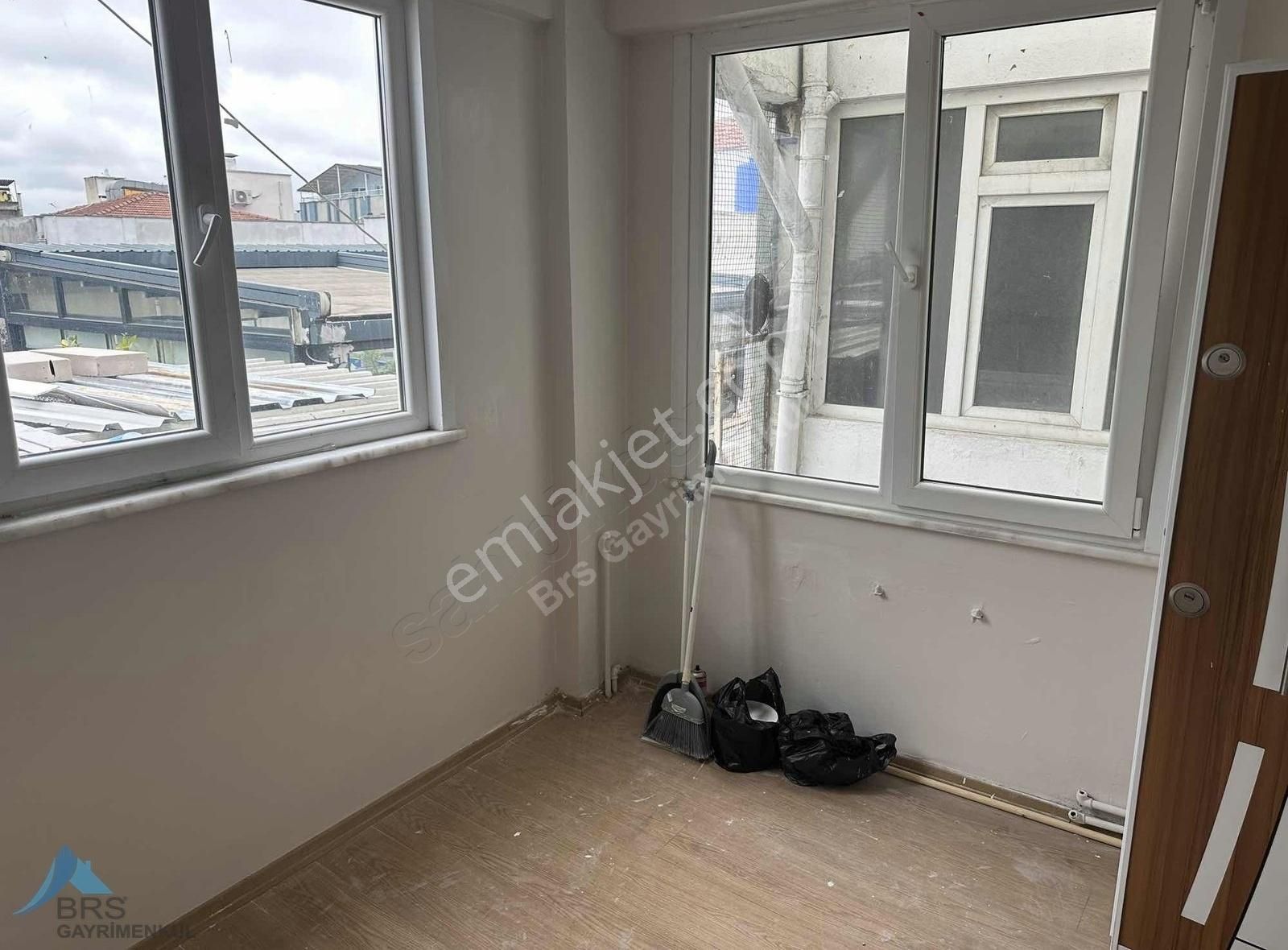 Bakırköy Cevizlik Kiralık İşhanı Katı Bakırköy Merkezde Küçük Temiz Ofis