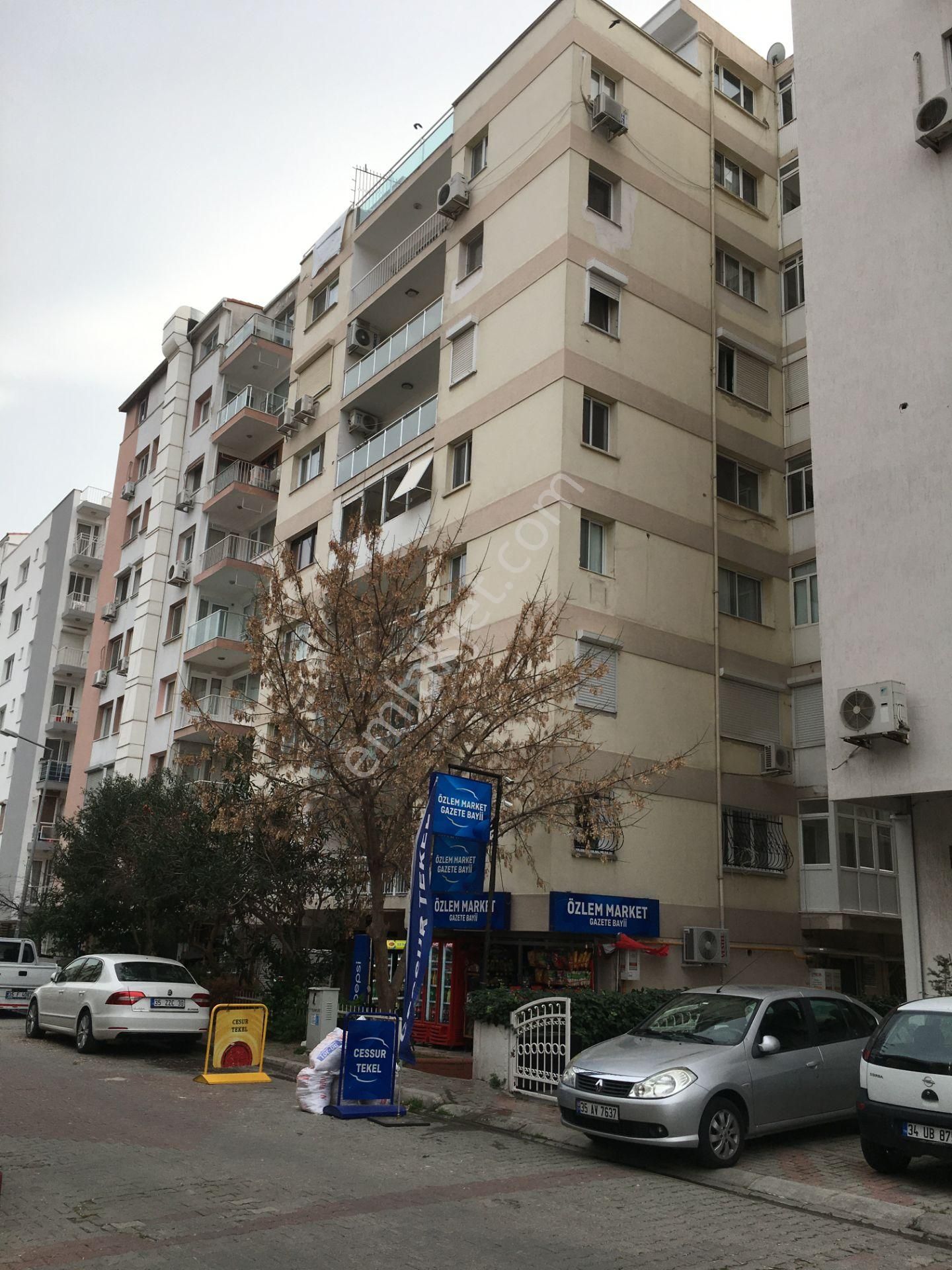 Karşıyaka Bostanlı Satılık Daire Bostanl'da Merkezi Konumlu Yalı Binasında Ara Kat Satılık3+1 Daire