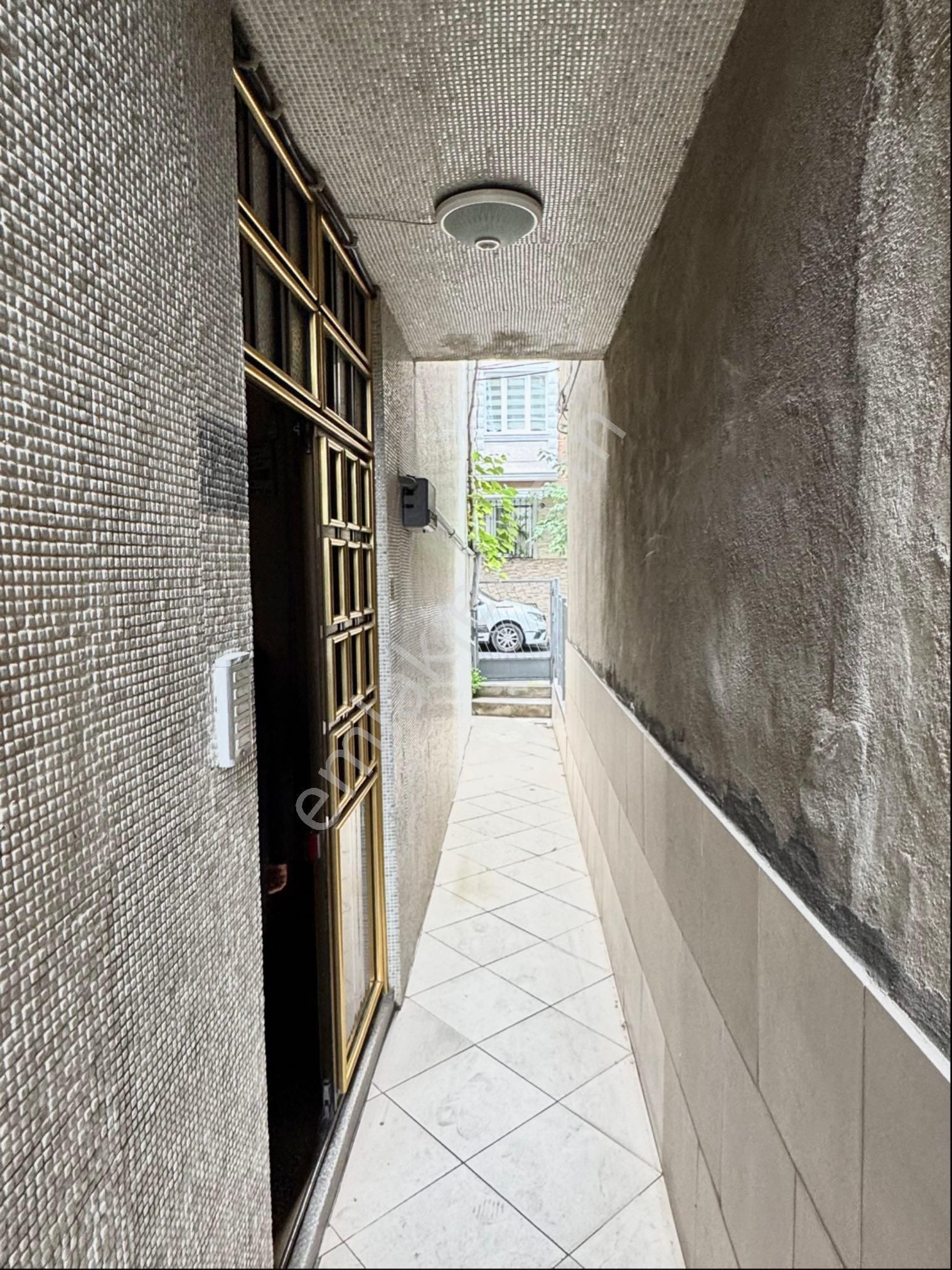 Metroya 200m! Bağcılar Bağlar Mah. 5 Katlı Komple Satılık Bina! - Görsel 3