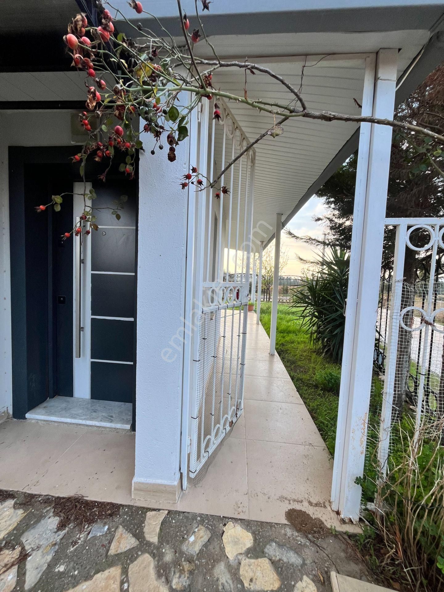 Seferihisar Düzce Mahallesi’nde, Merkezi Konumda, Geniş Bahçeli Ve Teraslı Satılık Villa - Görsel 4